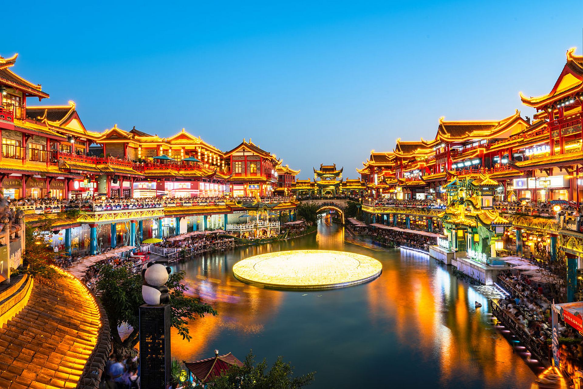 我刚踏入水街,就看到了一排排古朴的建筑,青砖