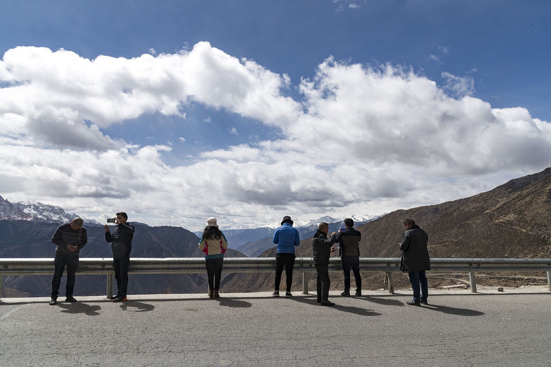 318川藏线上,车辆排着队在堵车,游客和往年同期一样多,但区别于往年