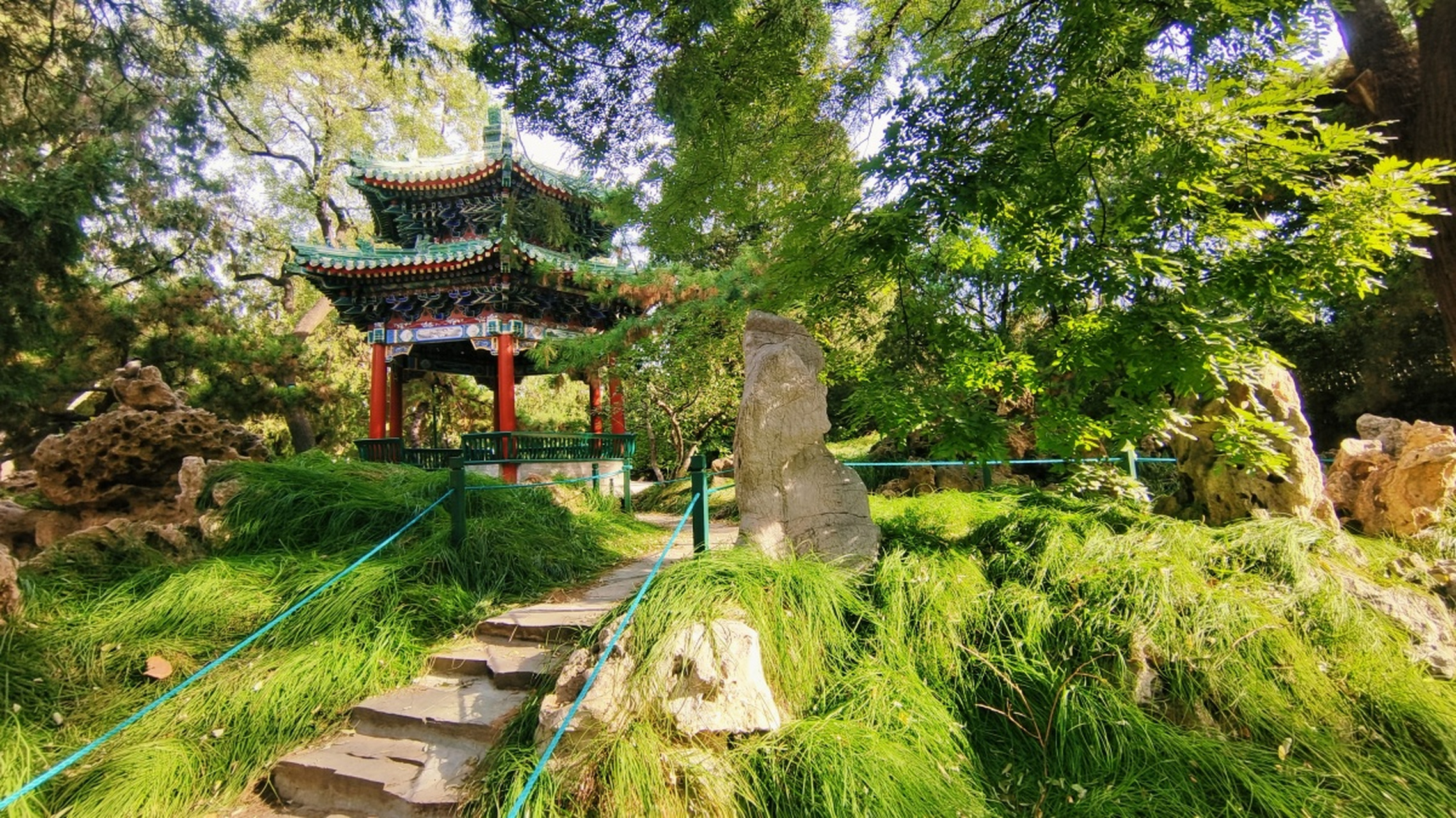 北京中山公园是一座集历史,文化,自然风光于一体的综合性公园,位于