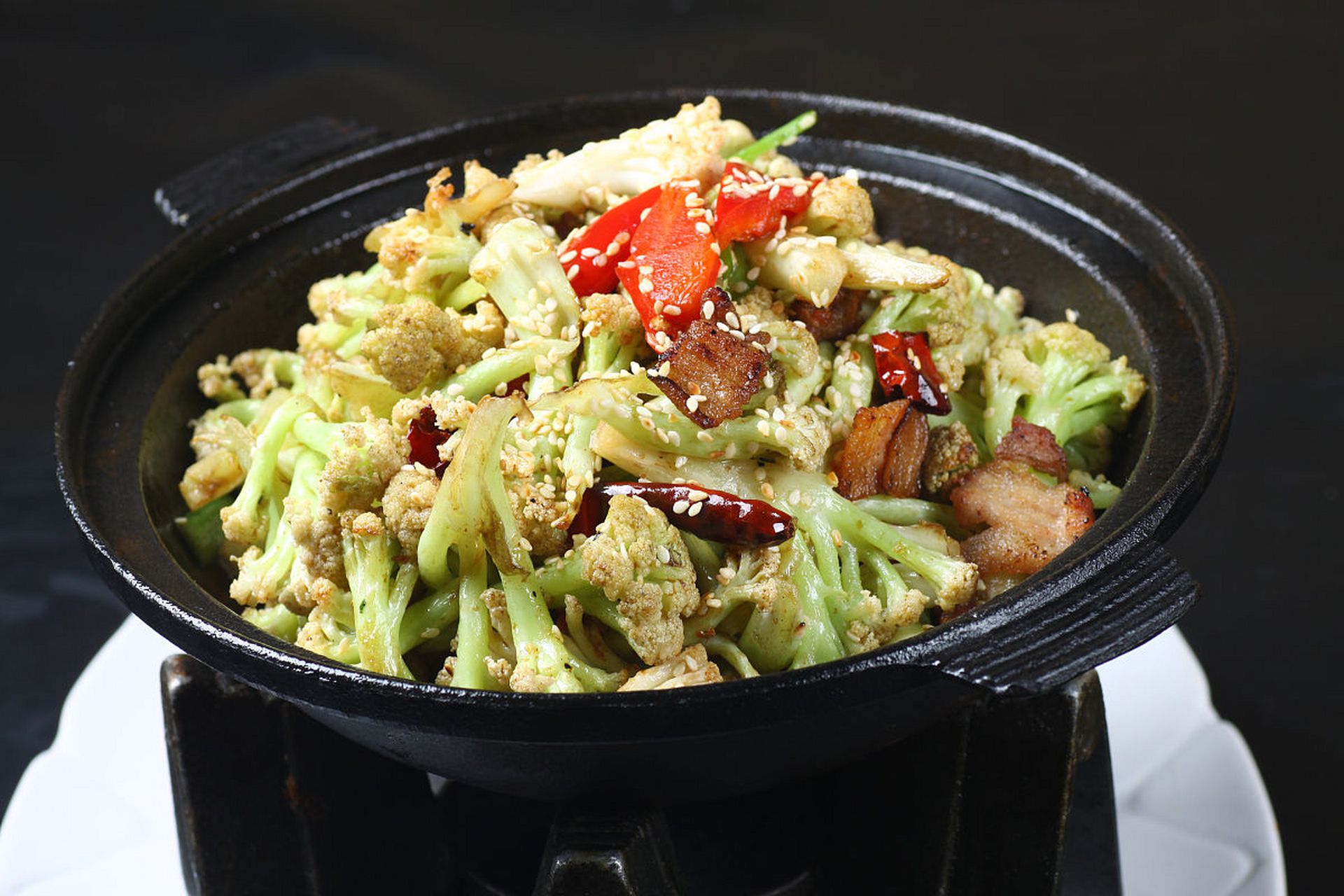 以下是家常干锅花菜的做法:  1. 花菜洗净,掰成小朵,焯水备用. 2.