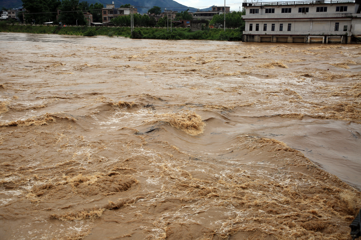 男子为救母亲,将她托举到屋顶,自己却被洪水卷走