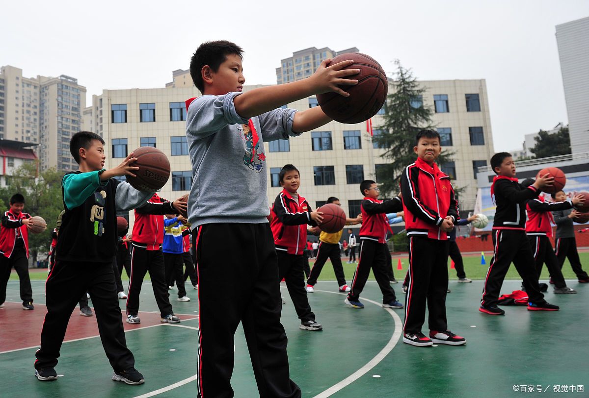 项目学生打球小学生投篮体育运动的照片小学生篮球一分钟拍多少个标准