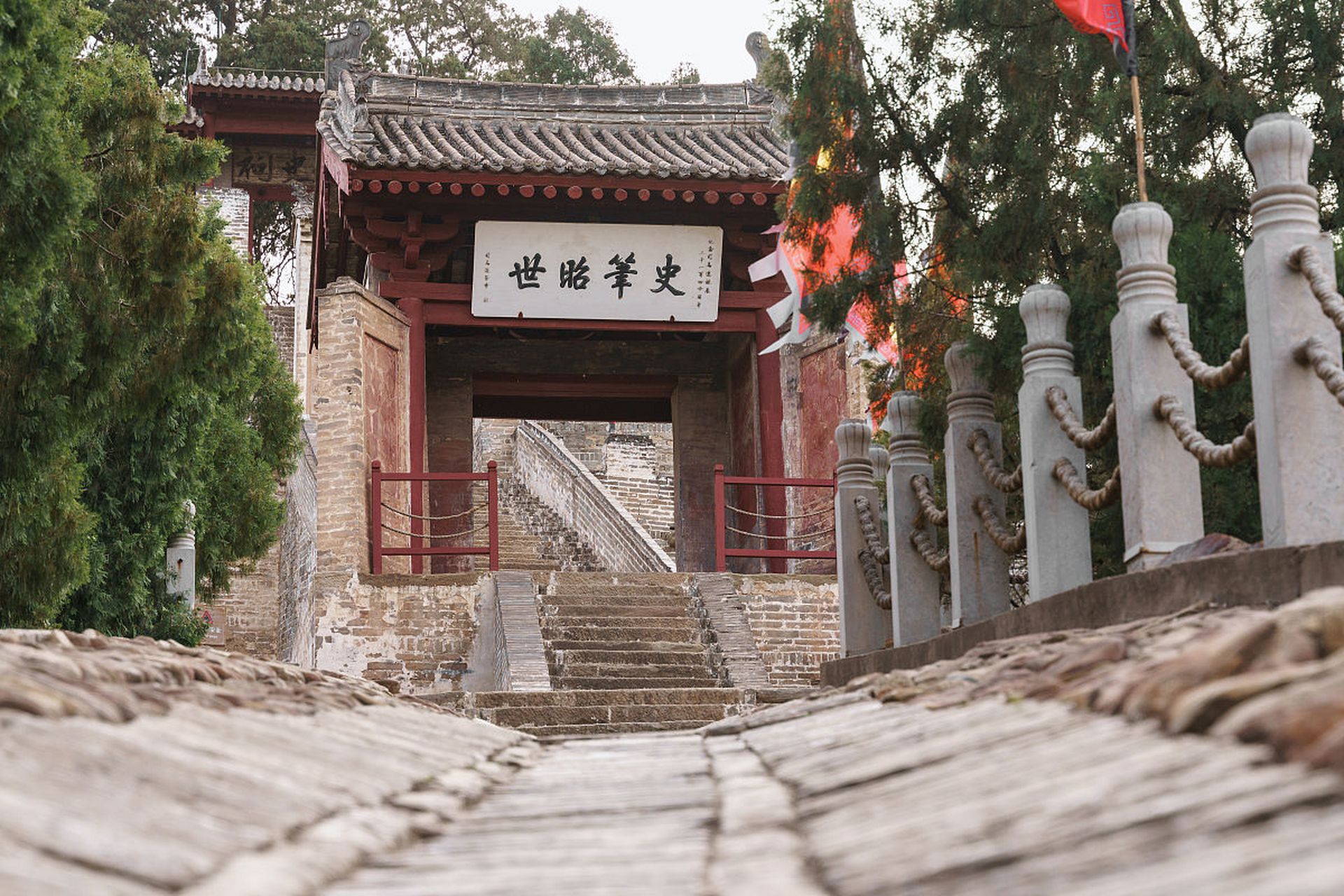 司马迁祠位于韩城市南十公里芝川镇东南的山岗上,从远处望去,整个祠堂