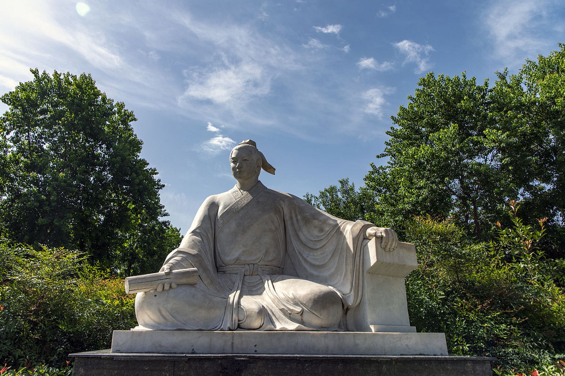 出生在显赫家族的潘安,从小就被书籍和诗歌熏陶着.