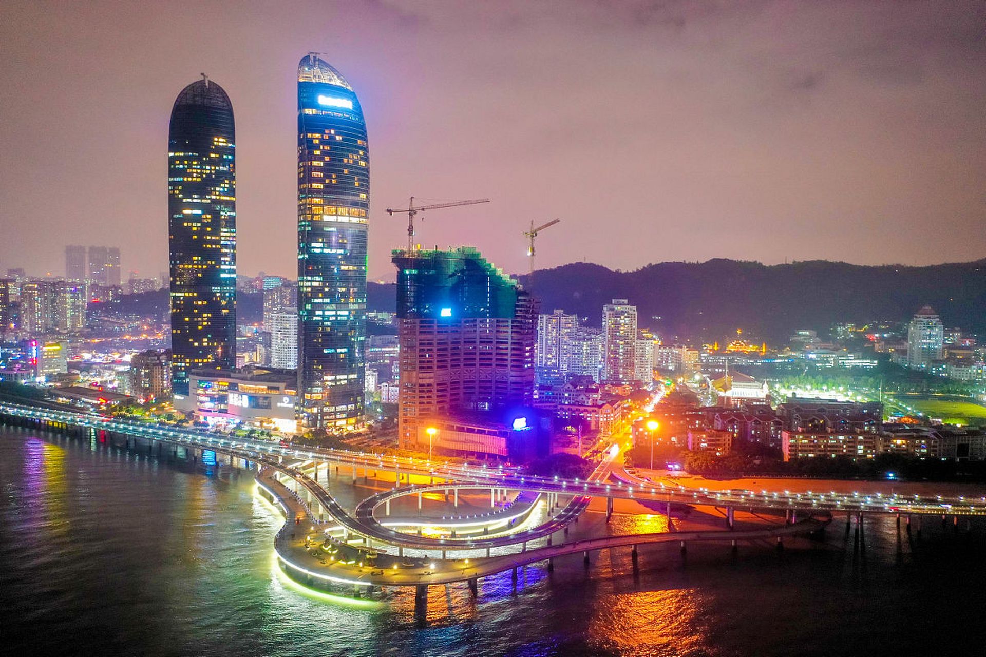 福建的夜景真是美轮美奂,华灯初上时,整个城市仿佛变成了繁花似锦的