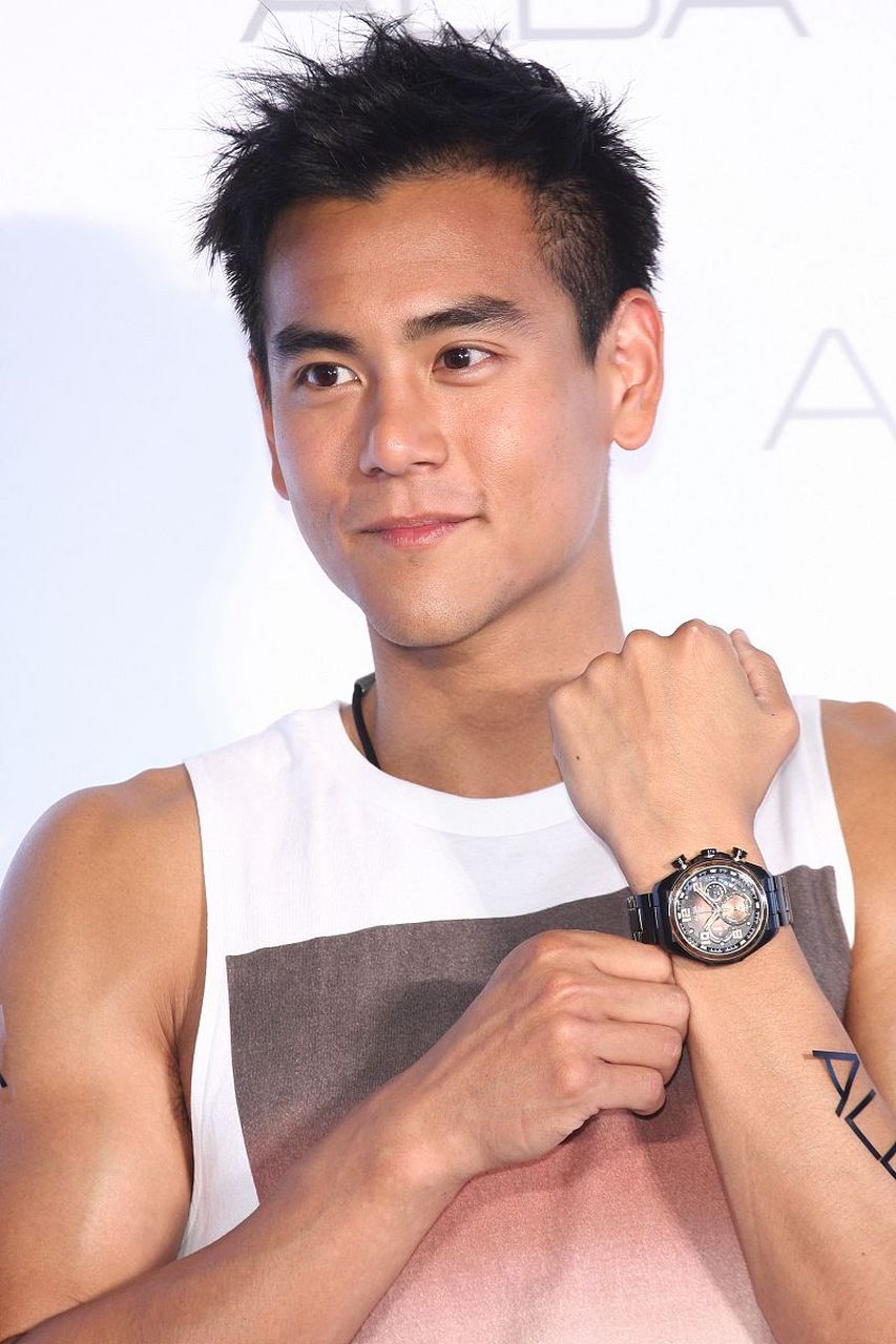 有网友在日本偶遇彭于晏开车载着美女兜风,疑似交了日本籍女友.