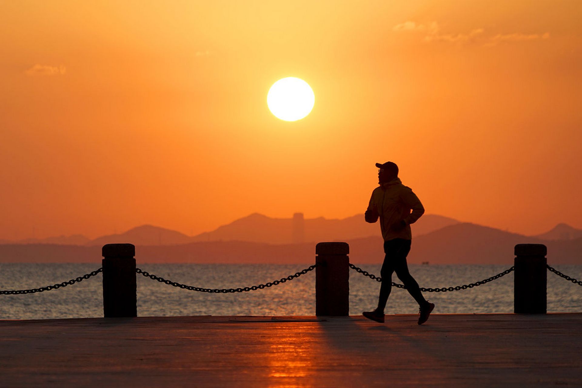 建议大家回村后不要晨跑 我昨天晨跑一圈回来 晚上就听村里的老人在