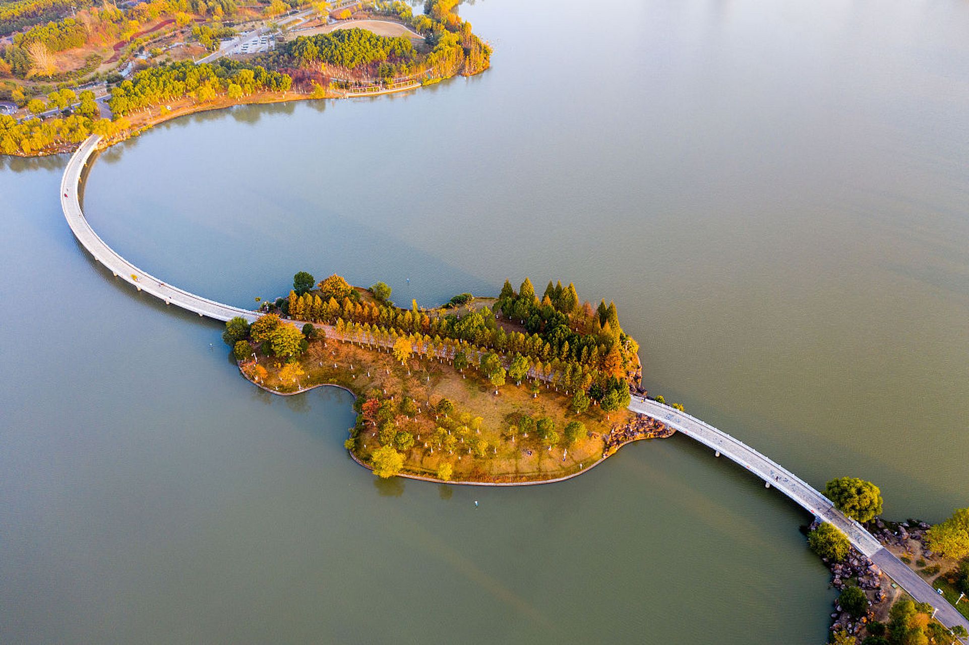 相信每一位来到九山湖的人,都会被它的美丽和宁静所深深打动