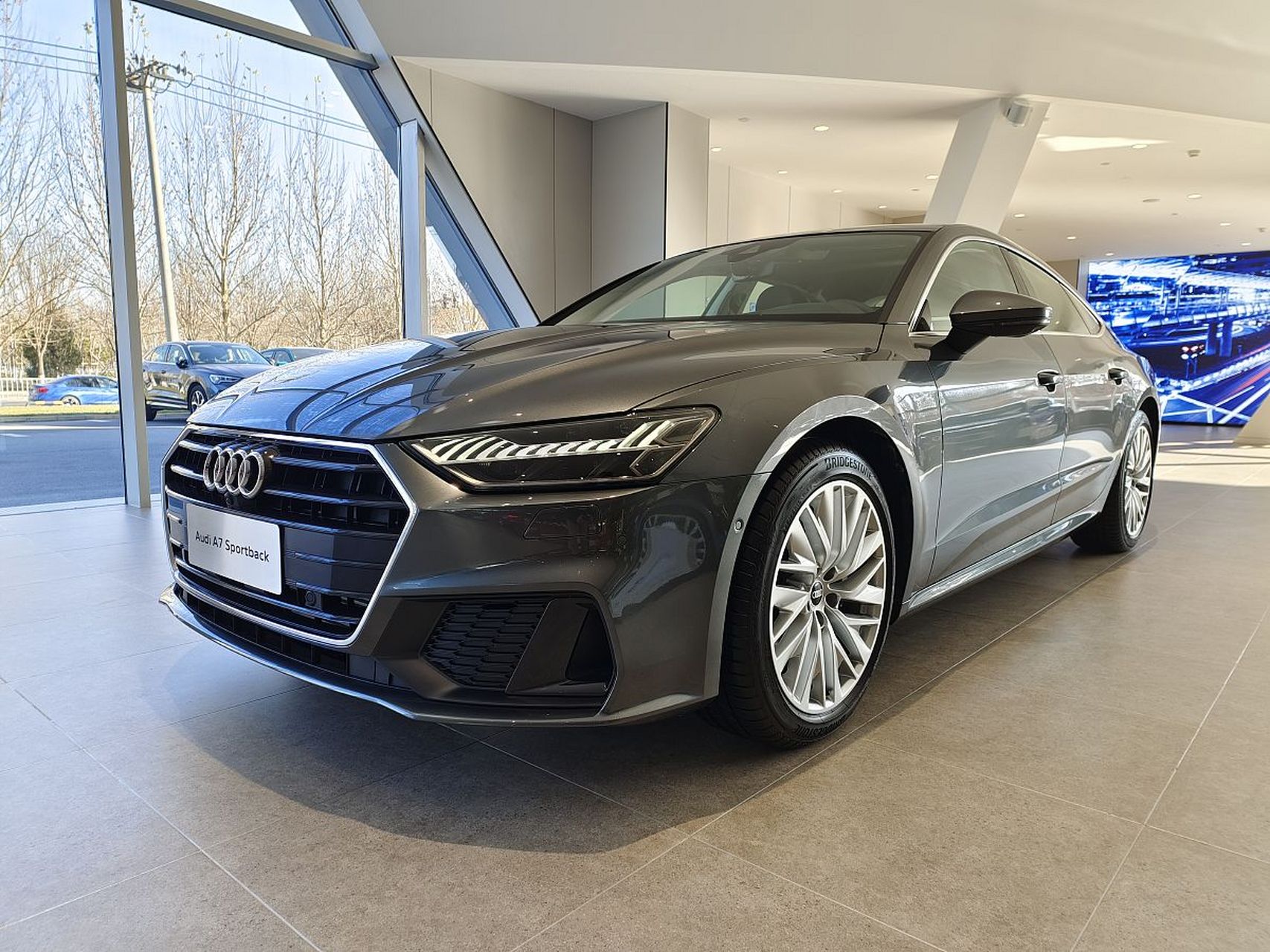 2023款奥迪a7是一款豪华轿车,它采用了奥迪最新的设计语言,外观线条