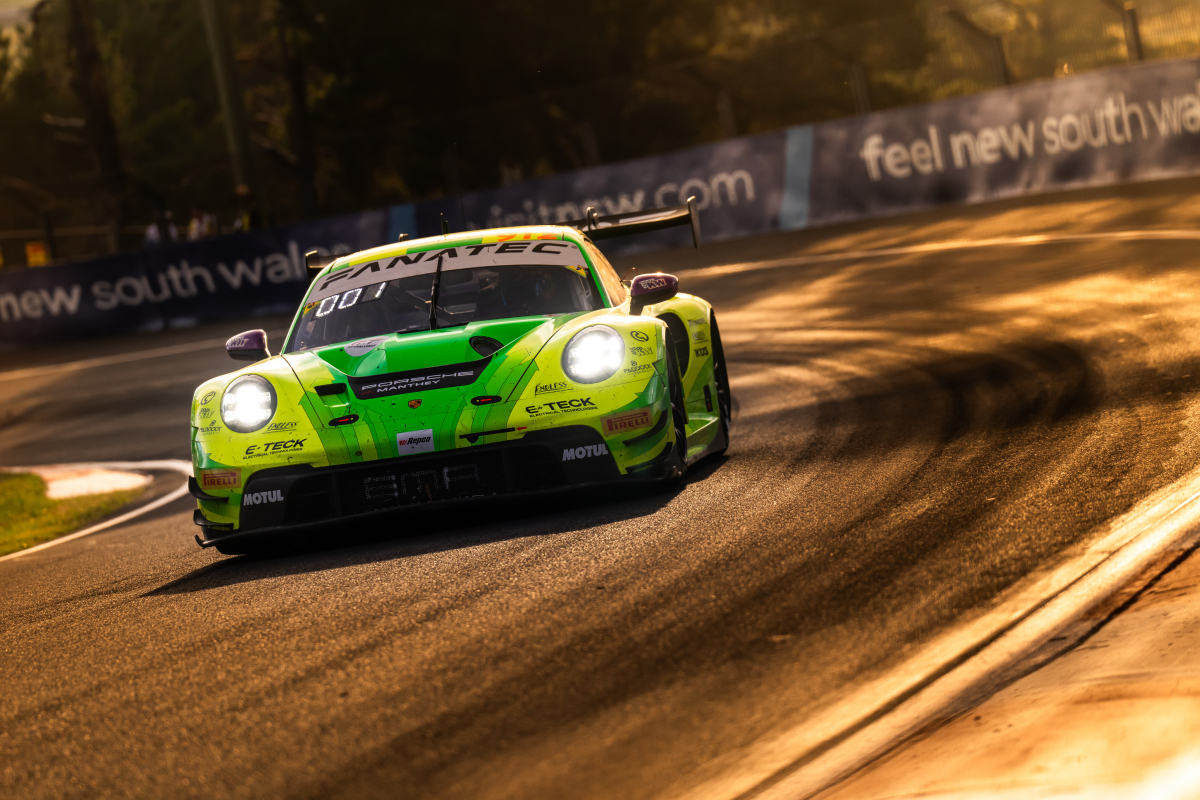 《极品飞车》系列自1992年面世以来,以其真实赛车体验,丰富游戏模式和