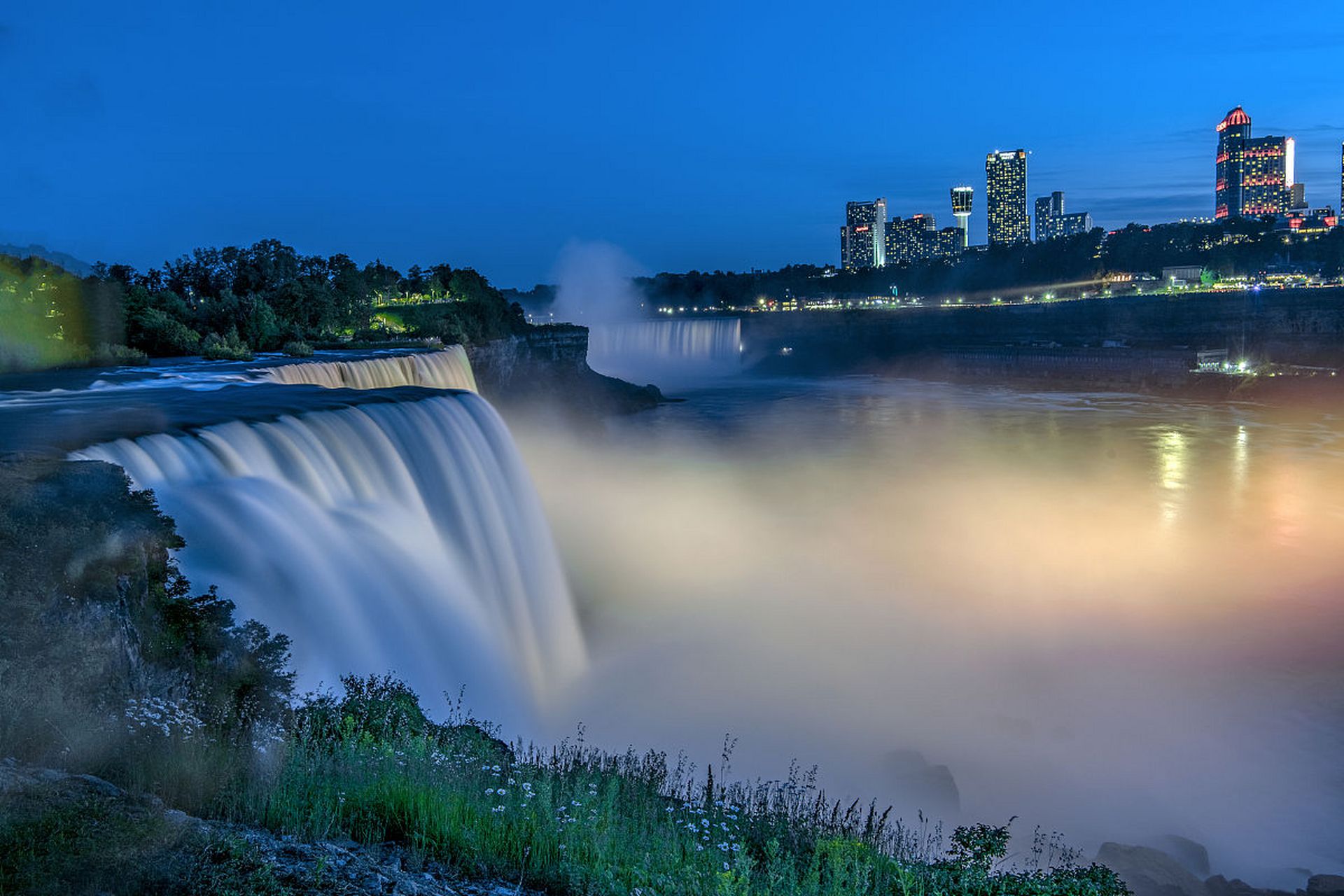 站在尼亚加拉大瀑布前,感受大自然的无尽力量和壮观的景象.