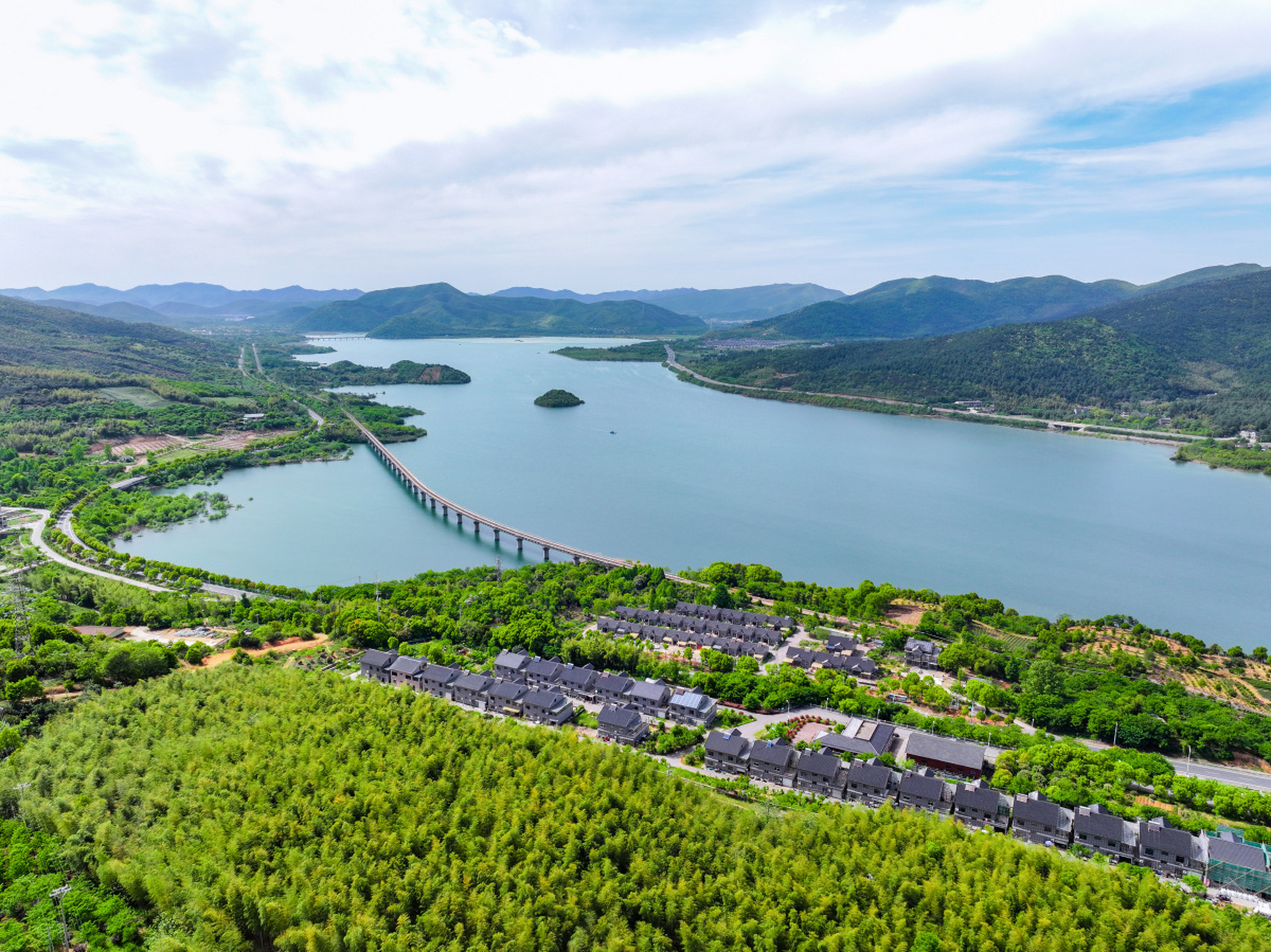 九龙湖,这个位于广东肇庆的美丽湖泊,湖光山色,是休闲度假的好去处.