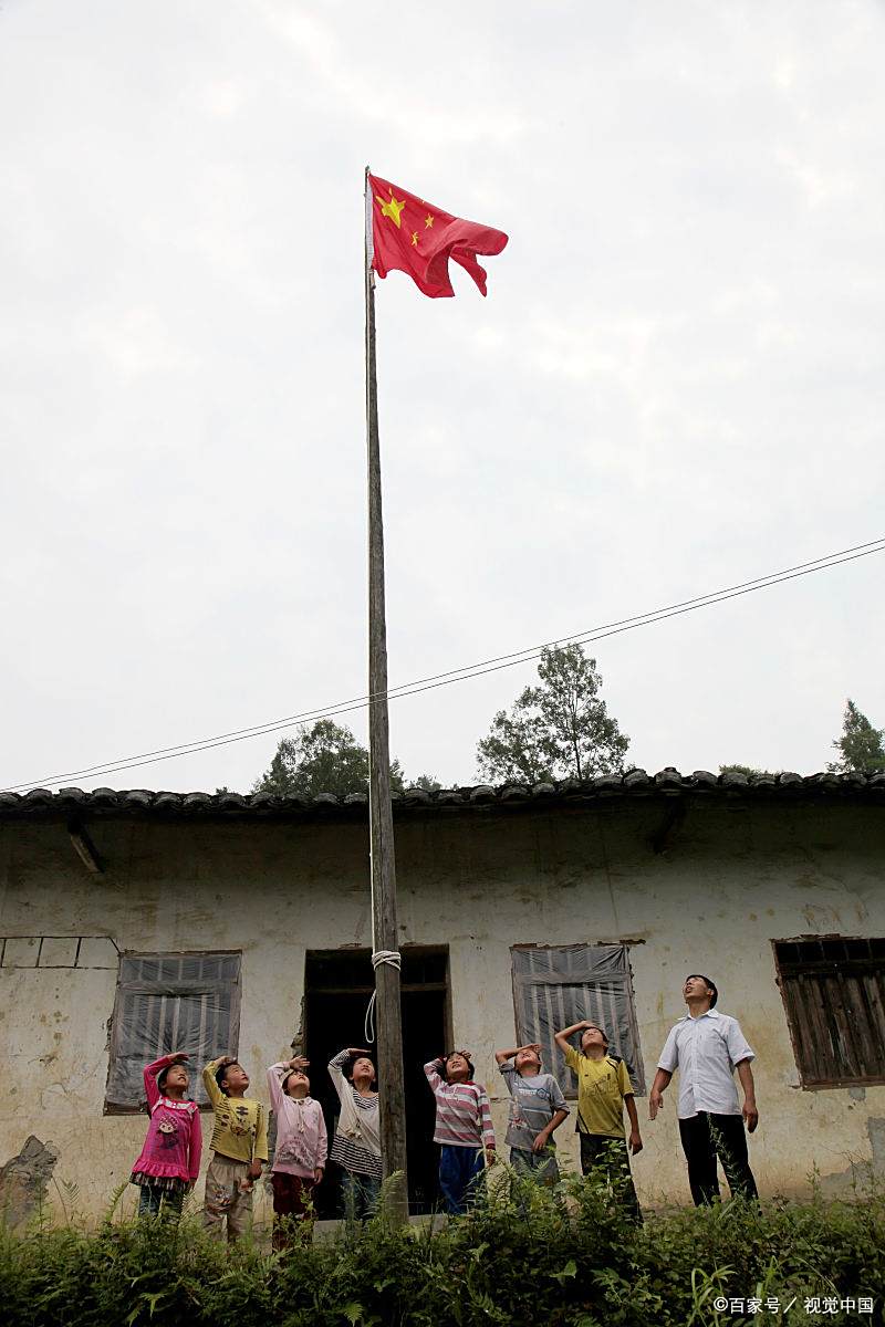 某老师说:曾经我们学校是周一早上7:20到校升国旗