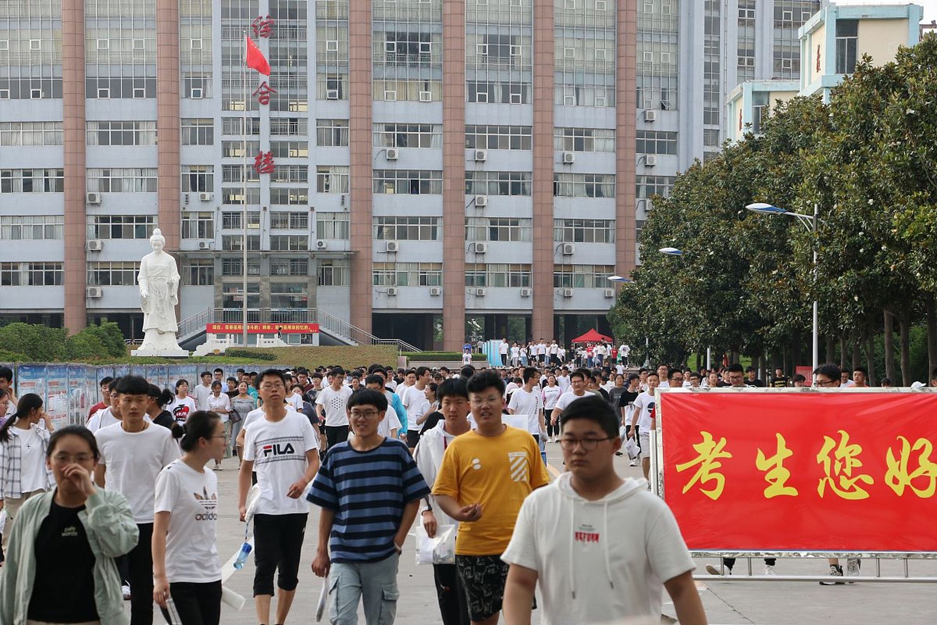 一是很奇怪,光山二高是县级高中,信阳高中竟然比不过,但信阳高中确实