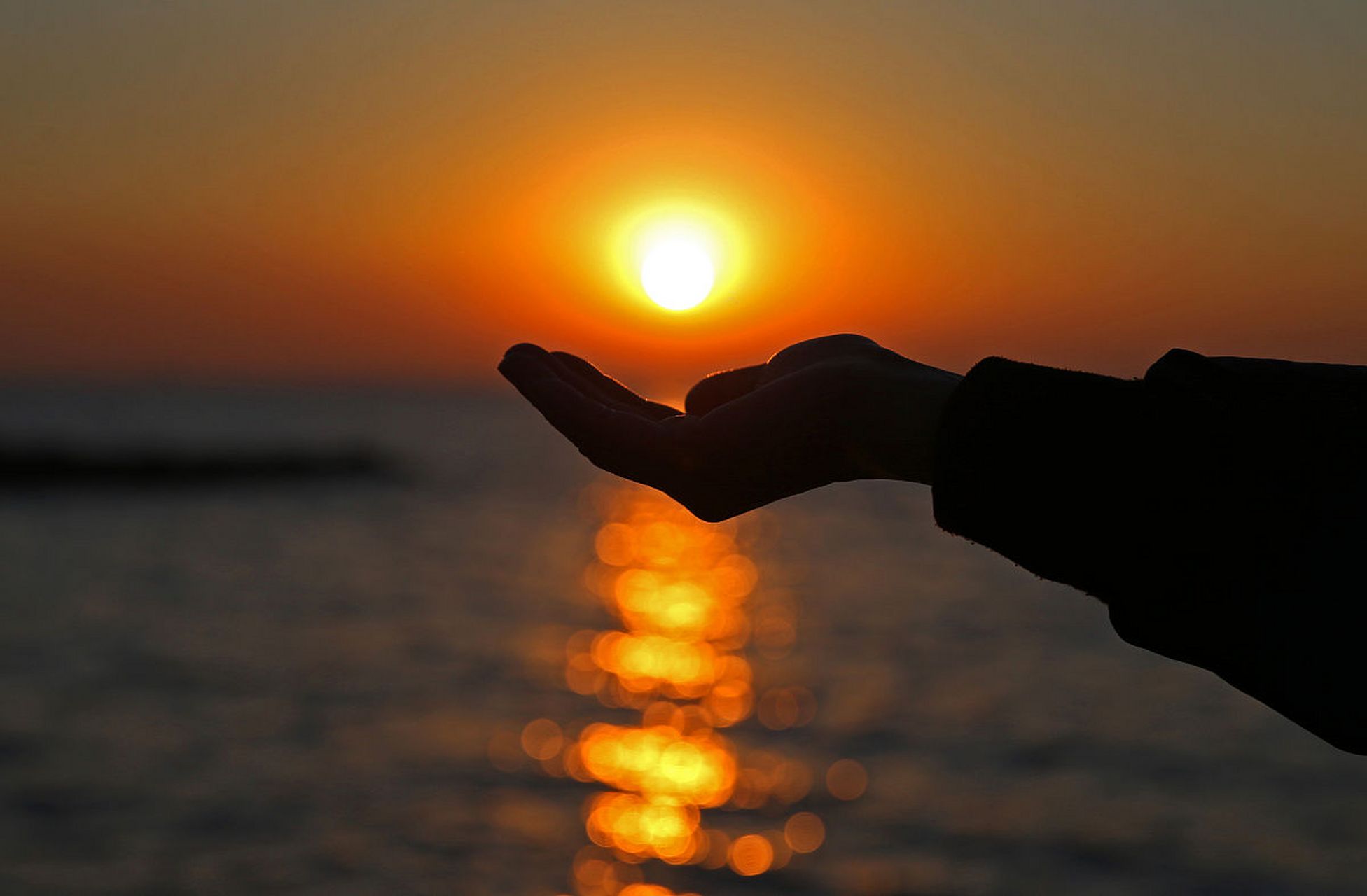 百度秋冬打卡挑战赛#  黎明时分,霞光渐染,日出如画卷展开,美不胜收.