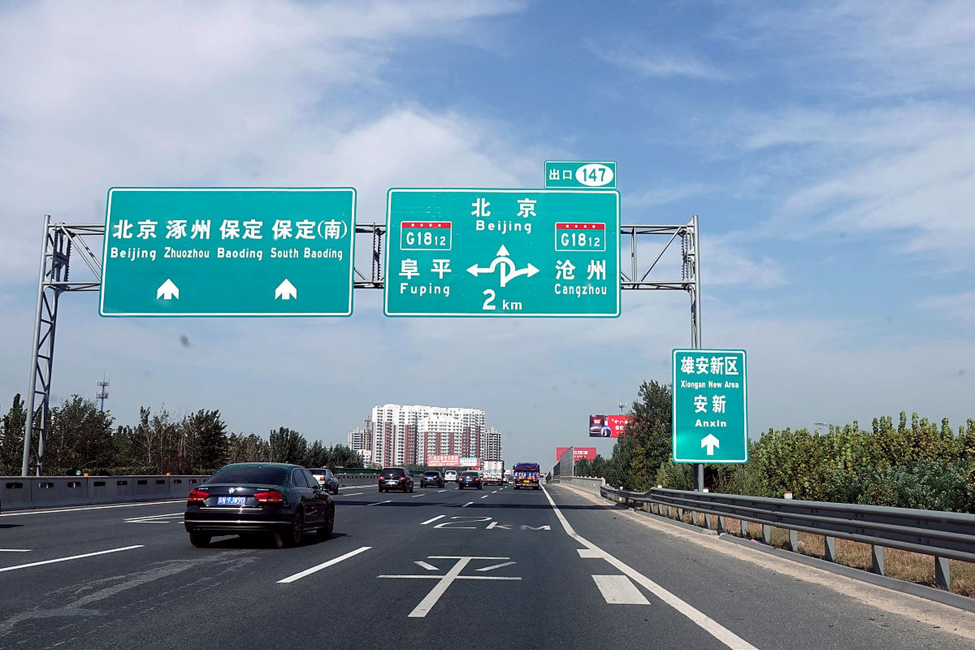 中国高速公路指示牌改革将英文标识更换为拼音,解决了标识不清晰的