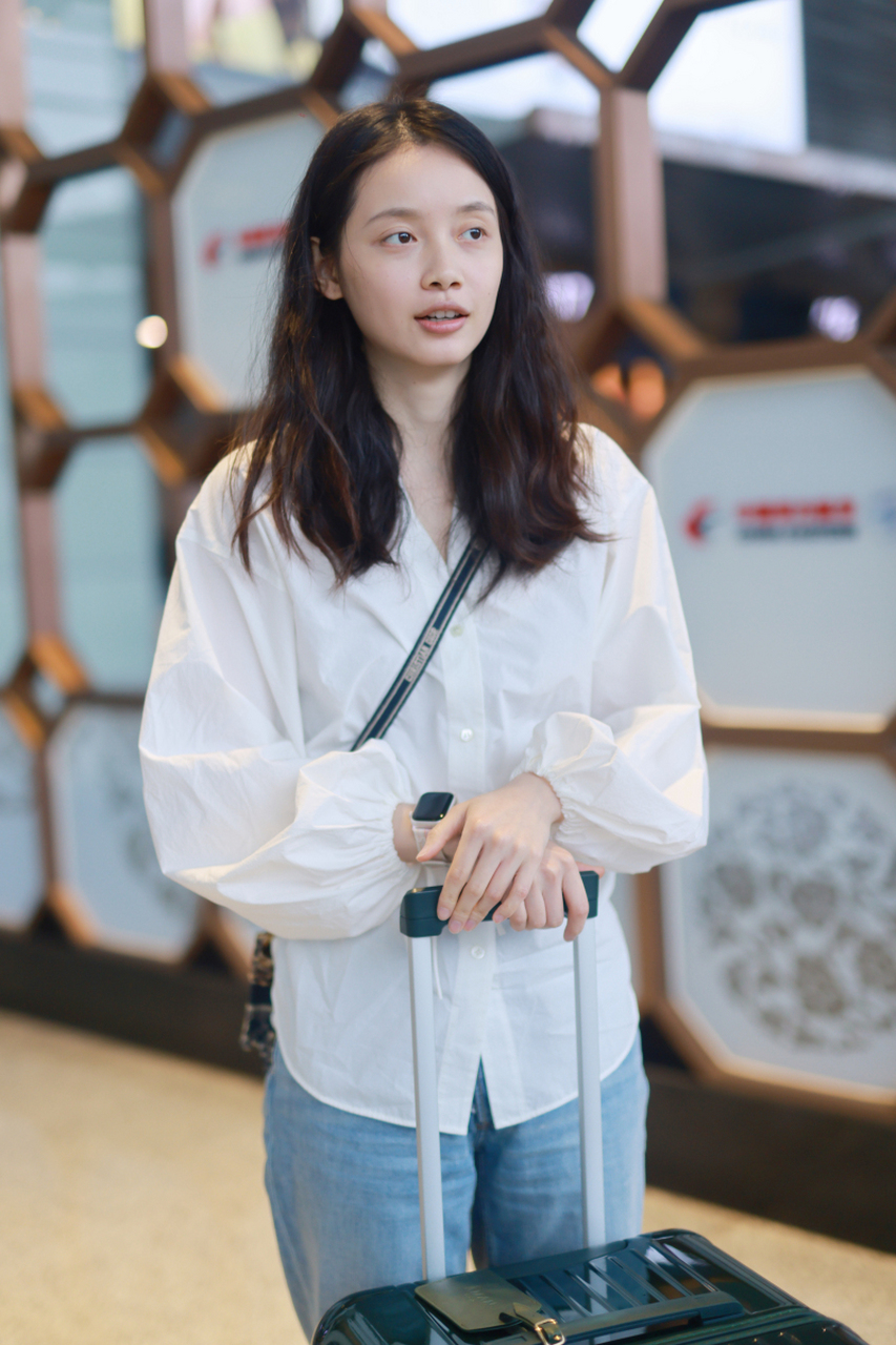 章若楠从模特界崭露头角到影视圈大放异彩,凭借清新脱俗的外貌和独特