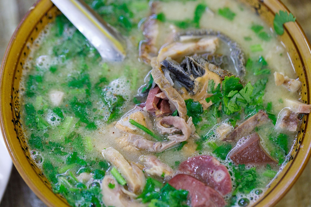 第一天   早餐:一定要尝尝连城南门老字号的牛肉汤或烂粉汤,那味道