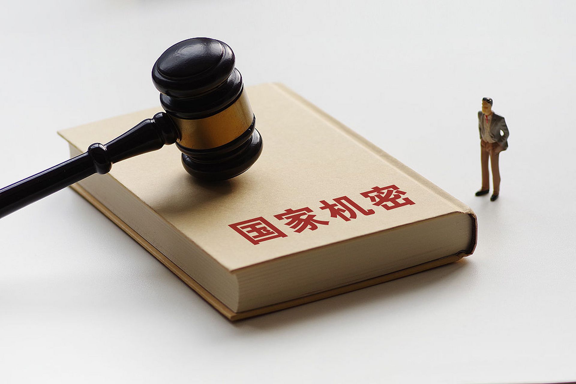 近日一军事迷罗某所拍摄的照片和视频涉及两项机密级军事秘密和一项