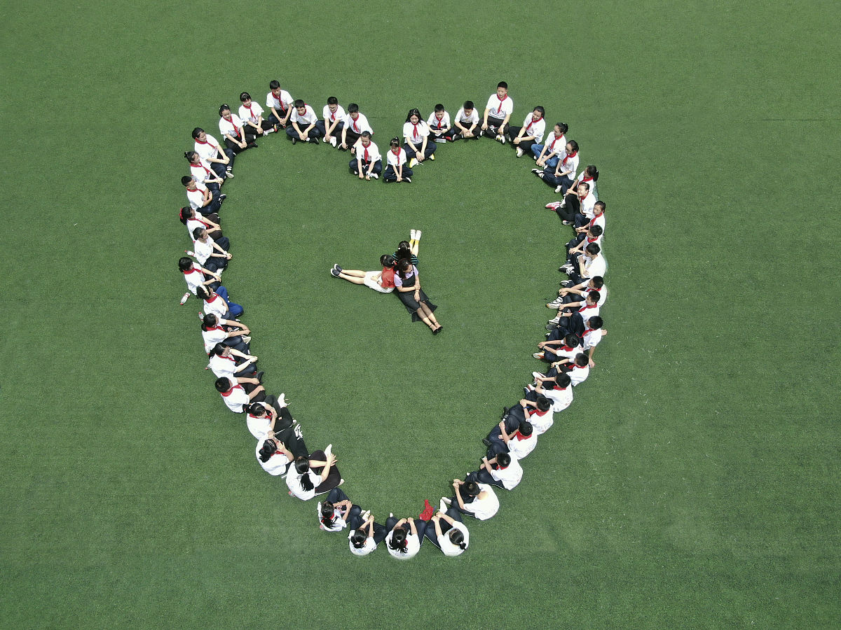 爱心摆拍作为一种宣传手段,究竟能否真正传递爱心?