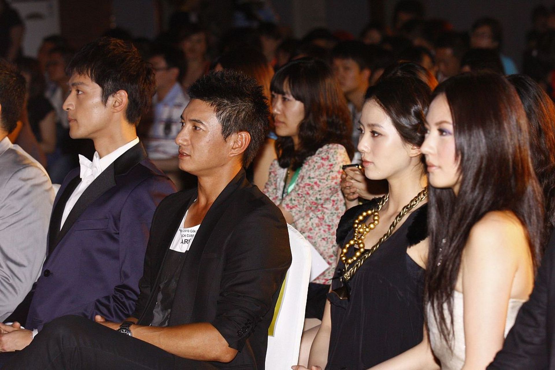 胡歌,吴奇隆,刘诗诗,刘心悠同框,胡歌坐姿笔直!吴奇隆比较放松[嘻嘻]!