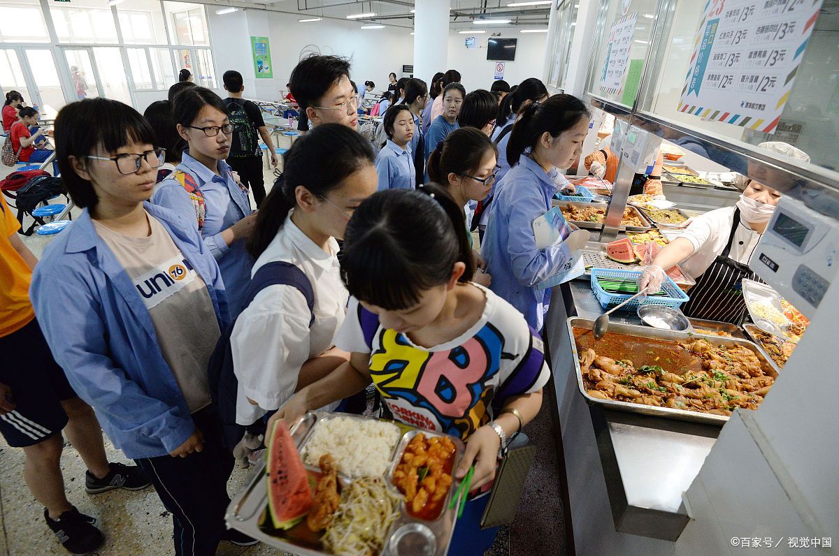 简单地说,食堂打饭时,刚进清华园不久的大一男孩,他兴冲冲地背着书包