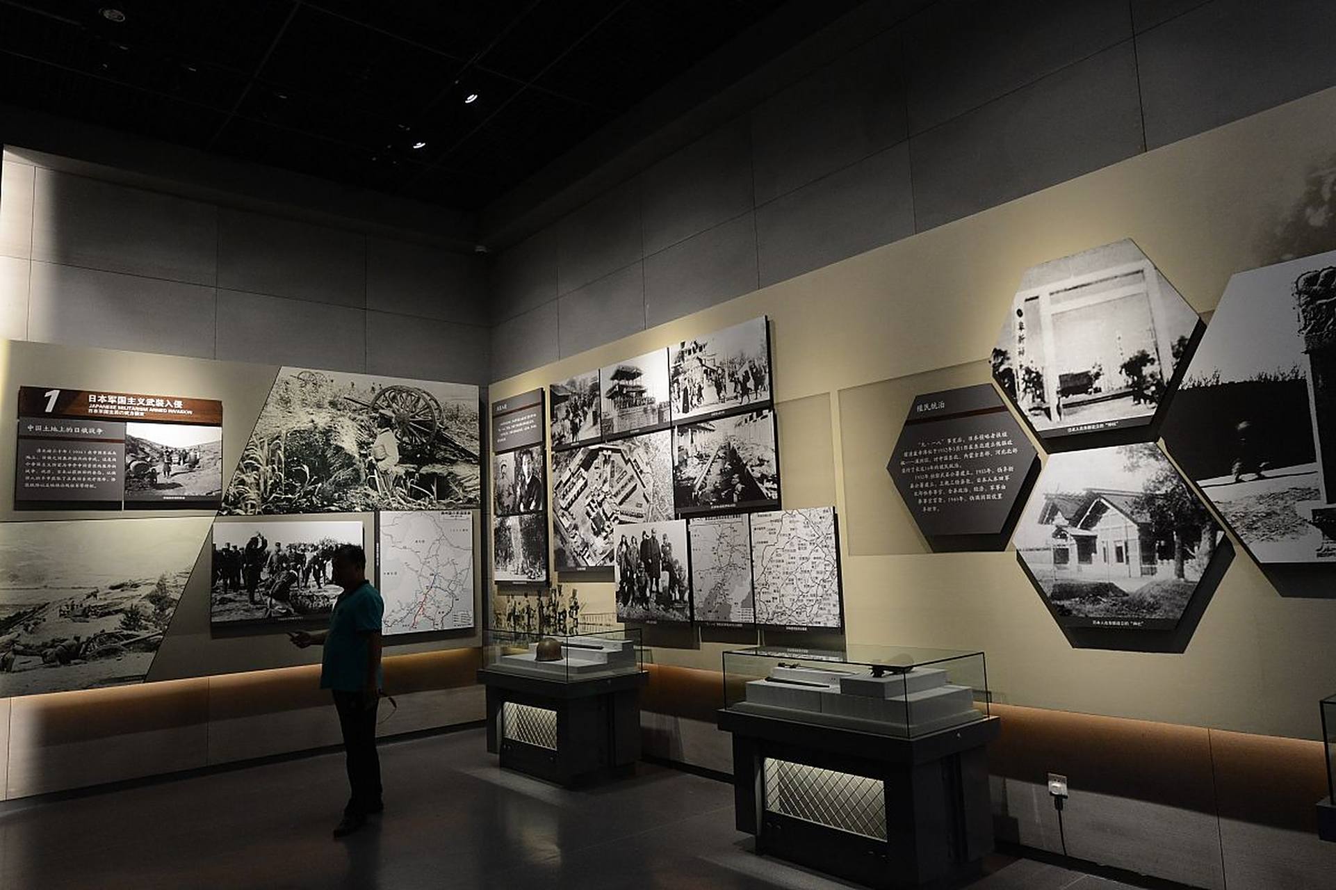 阜新"万人坑",坐落在阜新市太平区孙家湾南山,占地五平方公里,埋葬着