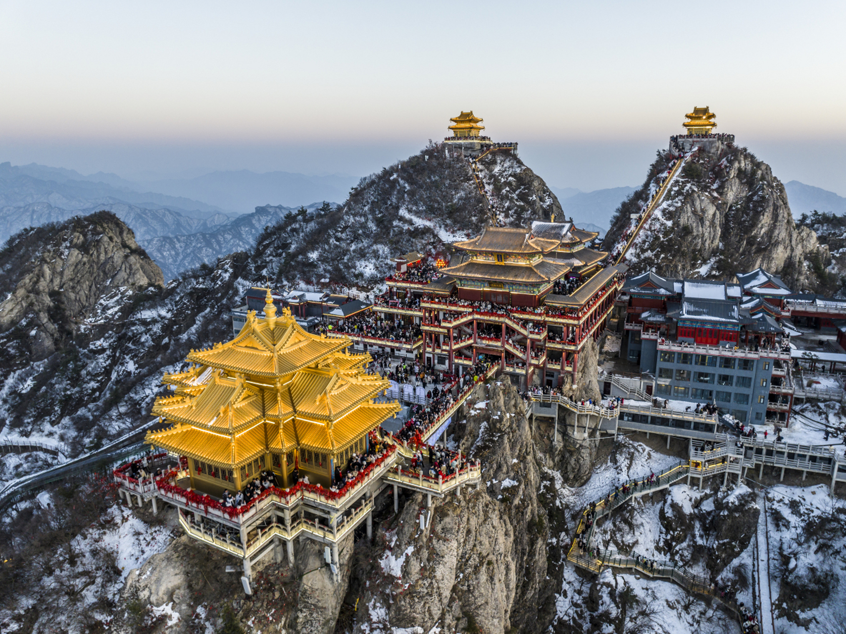 老君山位于河南省,海拔2000多米,是自然风景和道教文化的融合圣地.