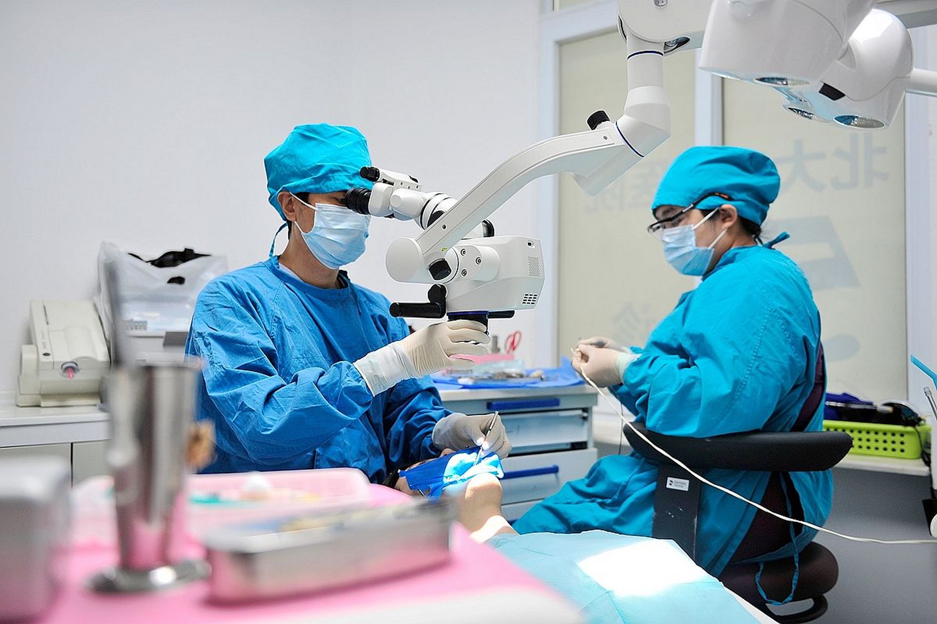 眼睛近视700度,还能通过手术治疗吗?