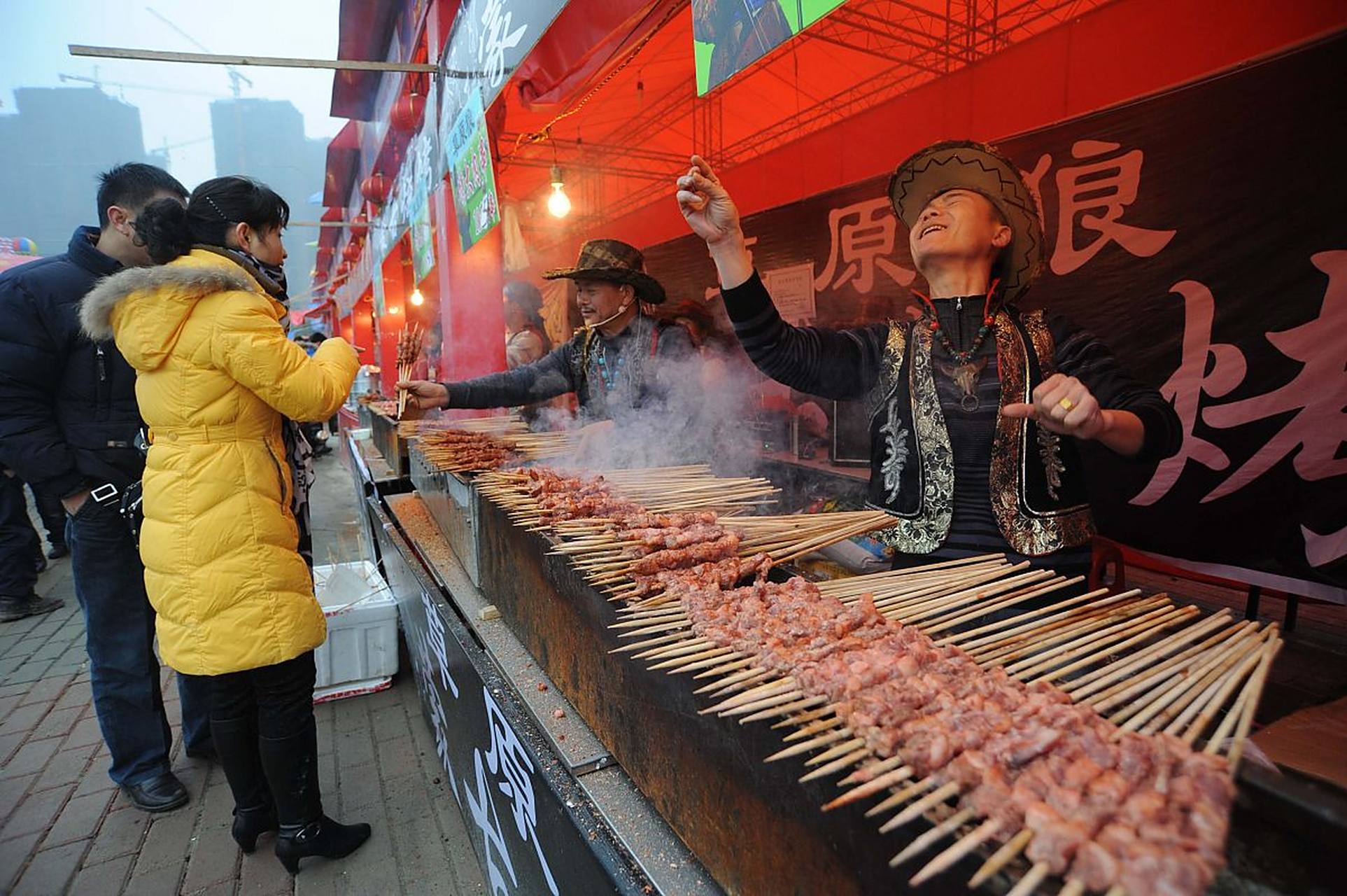 小郑在淄博张店区最南边开烧烤店,雇佣20名工人,生意红火.