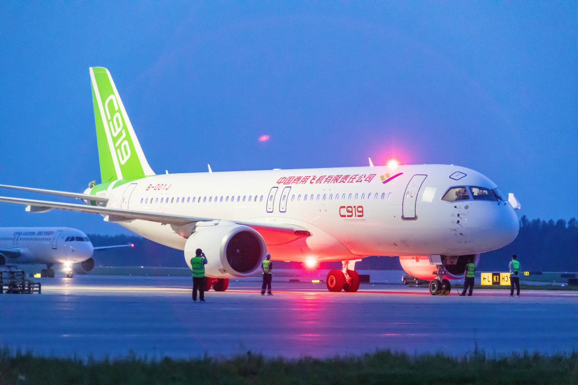 国产大飞机c919开启首次商业飞行#  今天上午,东航的c919客机将叫行