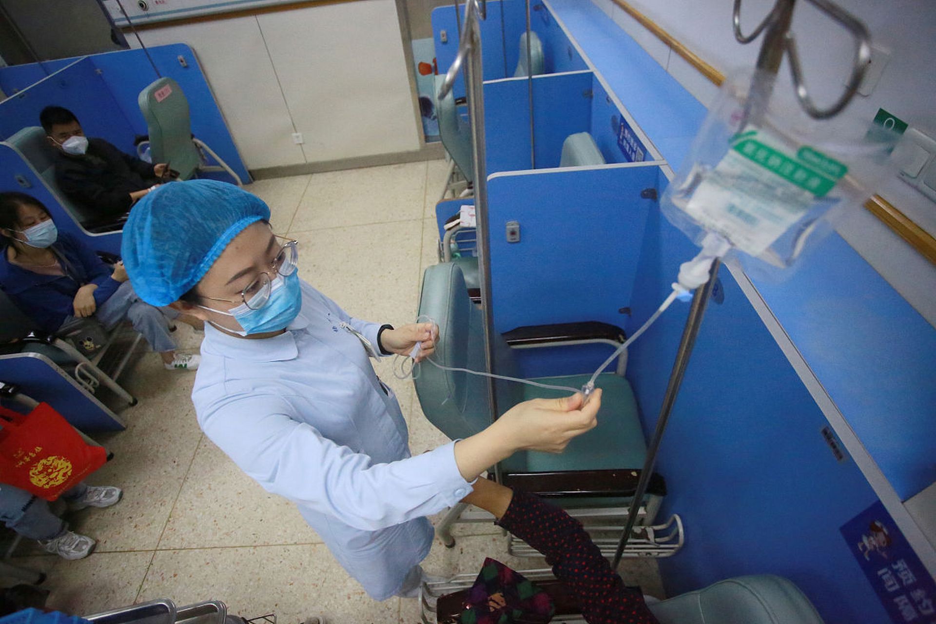 女生深夜举吊瓶赶地铁!