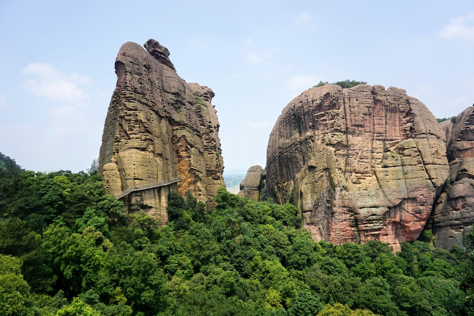 崂山主峰——巨峰  崂山主峰巨峰,俗称"崂顶",位于崂山中部群峰之中