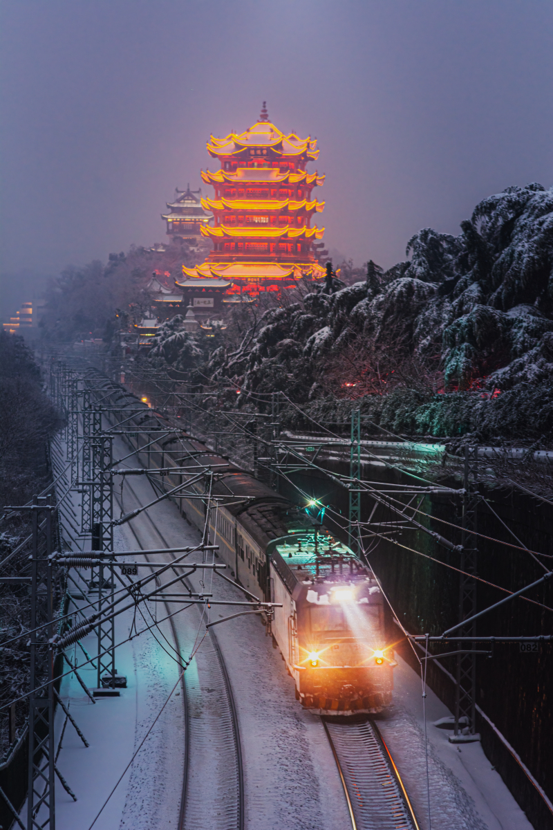 黄鹤楼,这座屹立于长江之滨的壮丽建筑,无疑是武汉市最引以为傲的