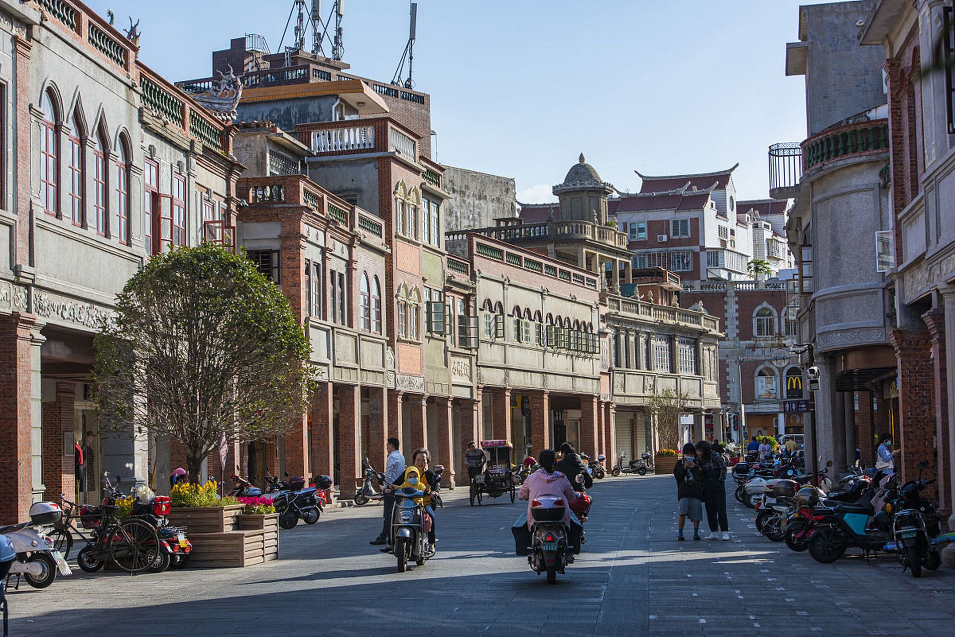 中山路步行街白天图片