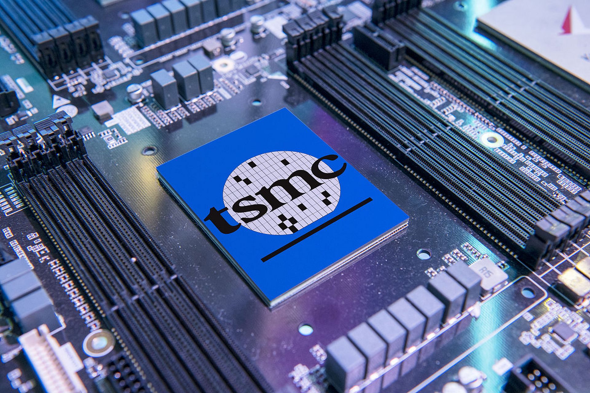 你只要突破了,它就解除制裁,优质低价卖给你,挤垮你的自制能力.