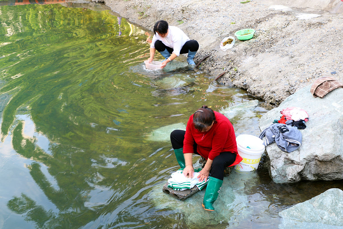 广西农妇河边洗衣服遭执法队驱离,村妇质问河边洗衣服有什么错?