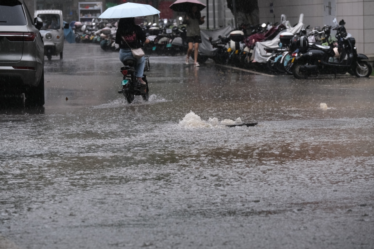 正在下大雨的照片图片