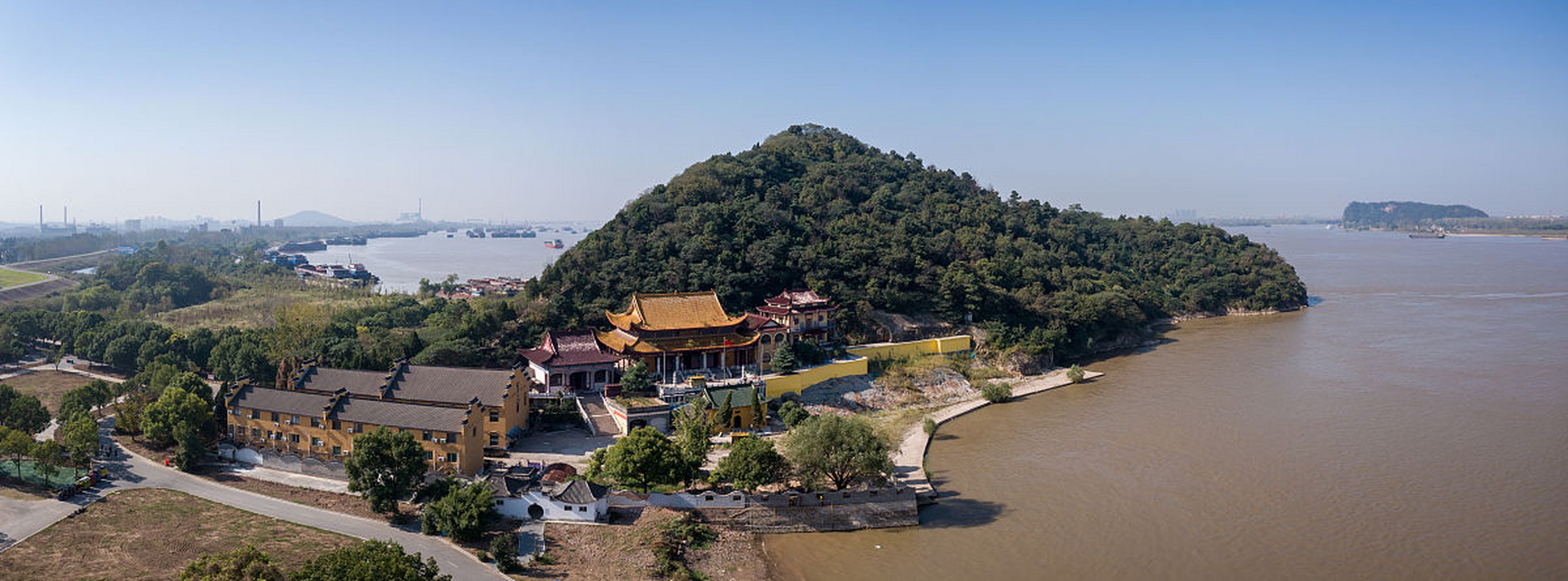 鄂州西山,位于湖北省鄂州市区西侧,距离武汉68公里,占地面积4000亩.