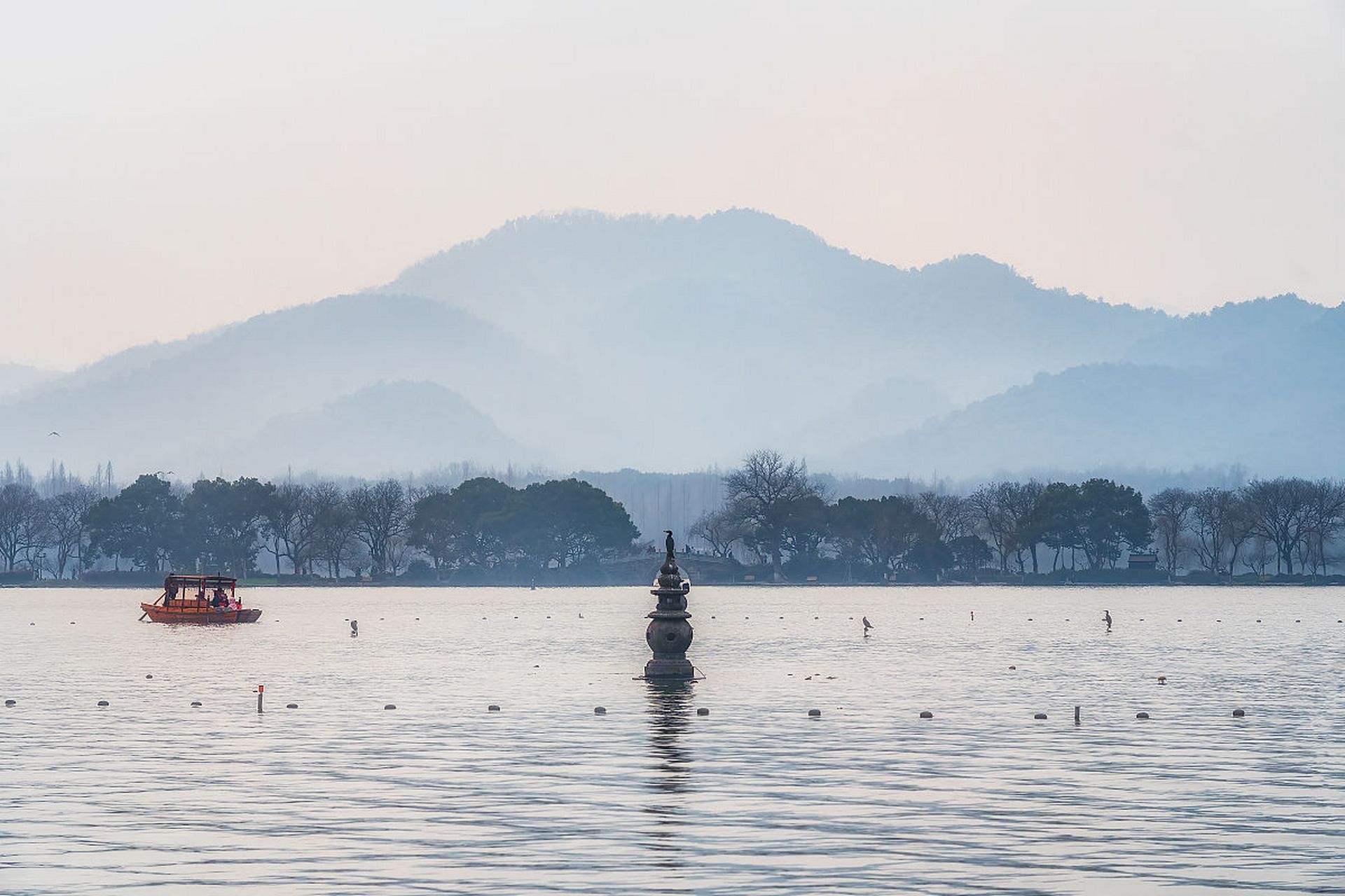 "三潭印月"是位于西湖小瀛洲岛及其南部水域的湖心岛,是苏轼为标识湖