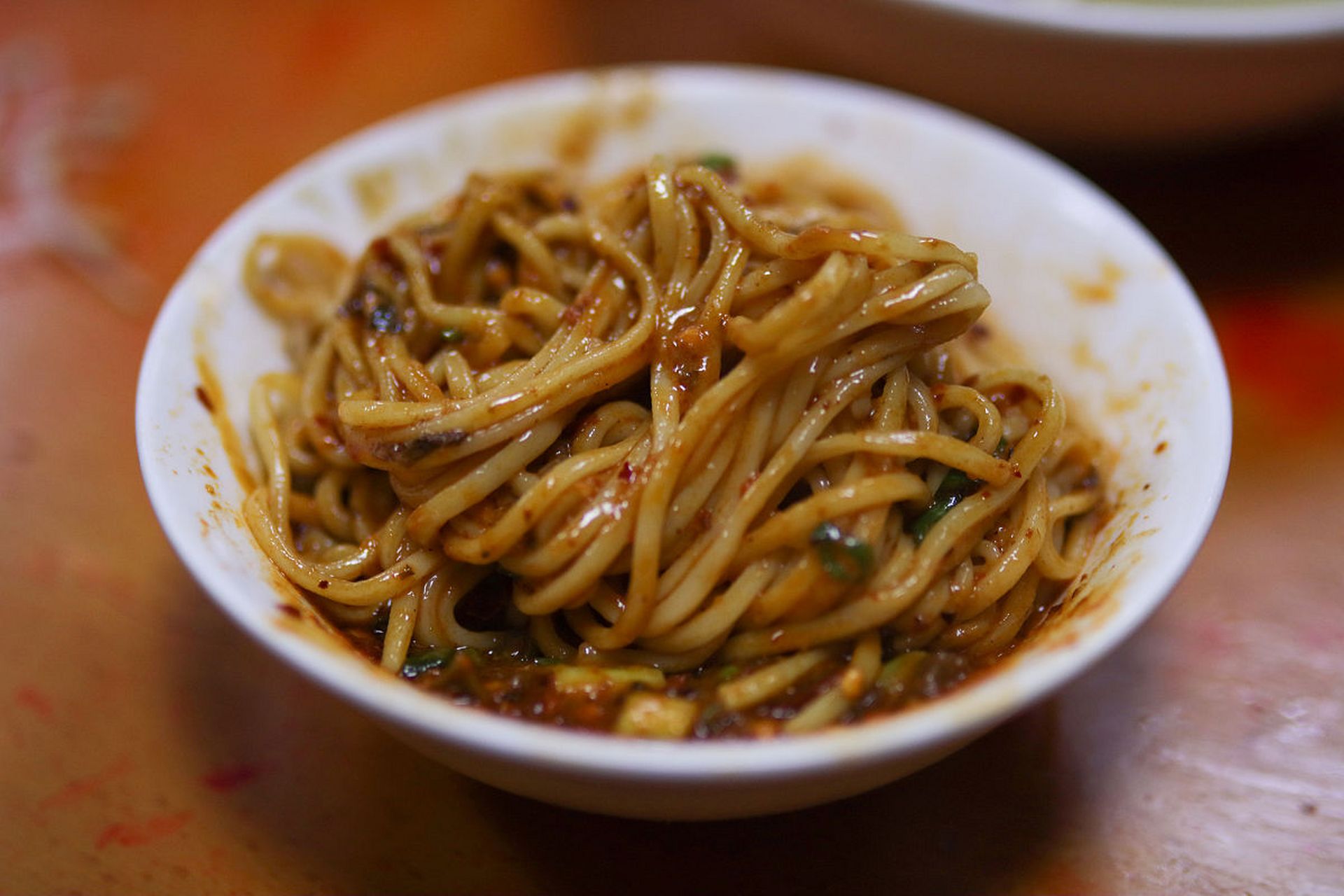 担担面是四川成都和自贡著名的地方传统面食小吃,最早开始流行驶一个