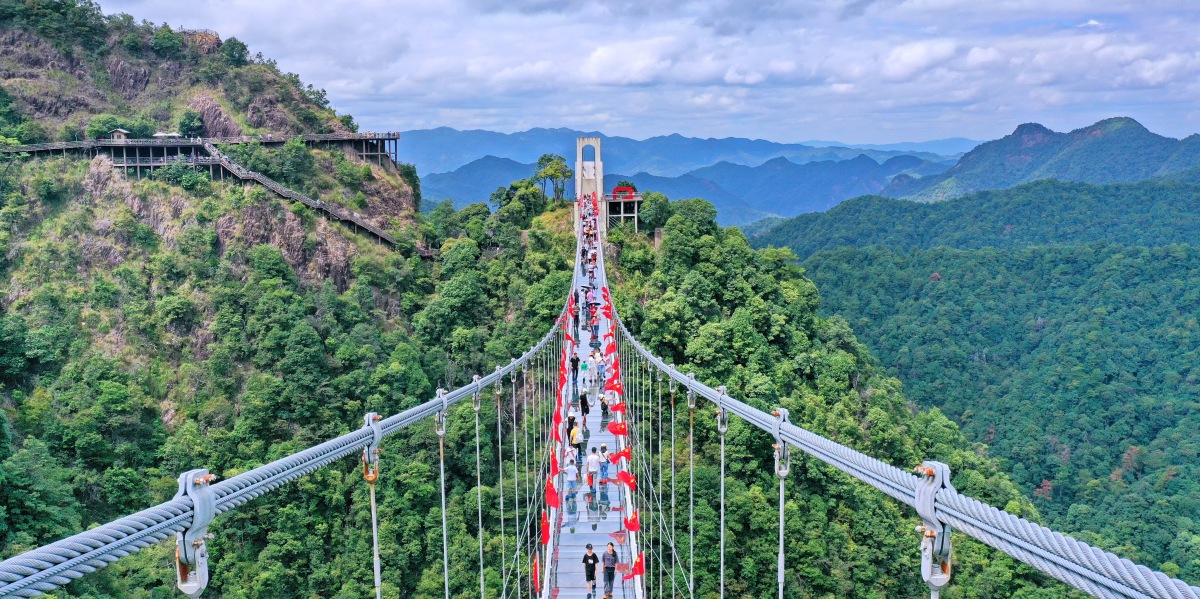 宁波象山上周玻璃桥:刺激与美景的完美结合