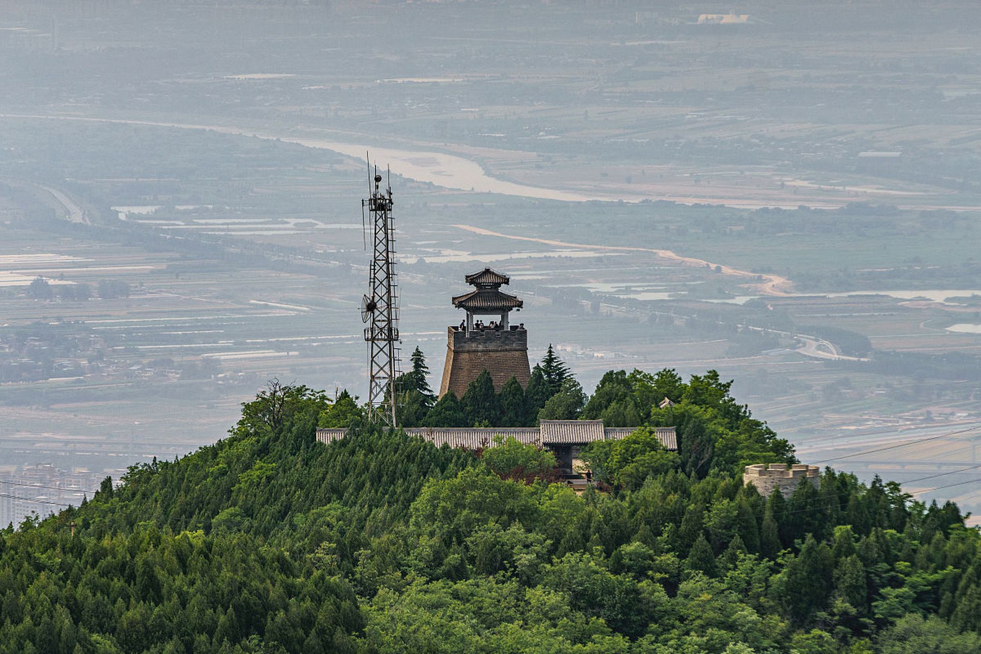 骊山位于西安市临潼区,是陕西著名的旅游胜地,有美丽的自然风光和丰富