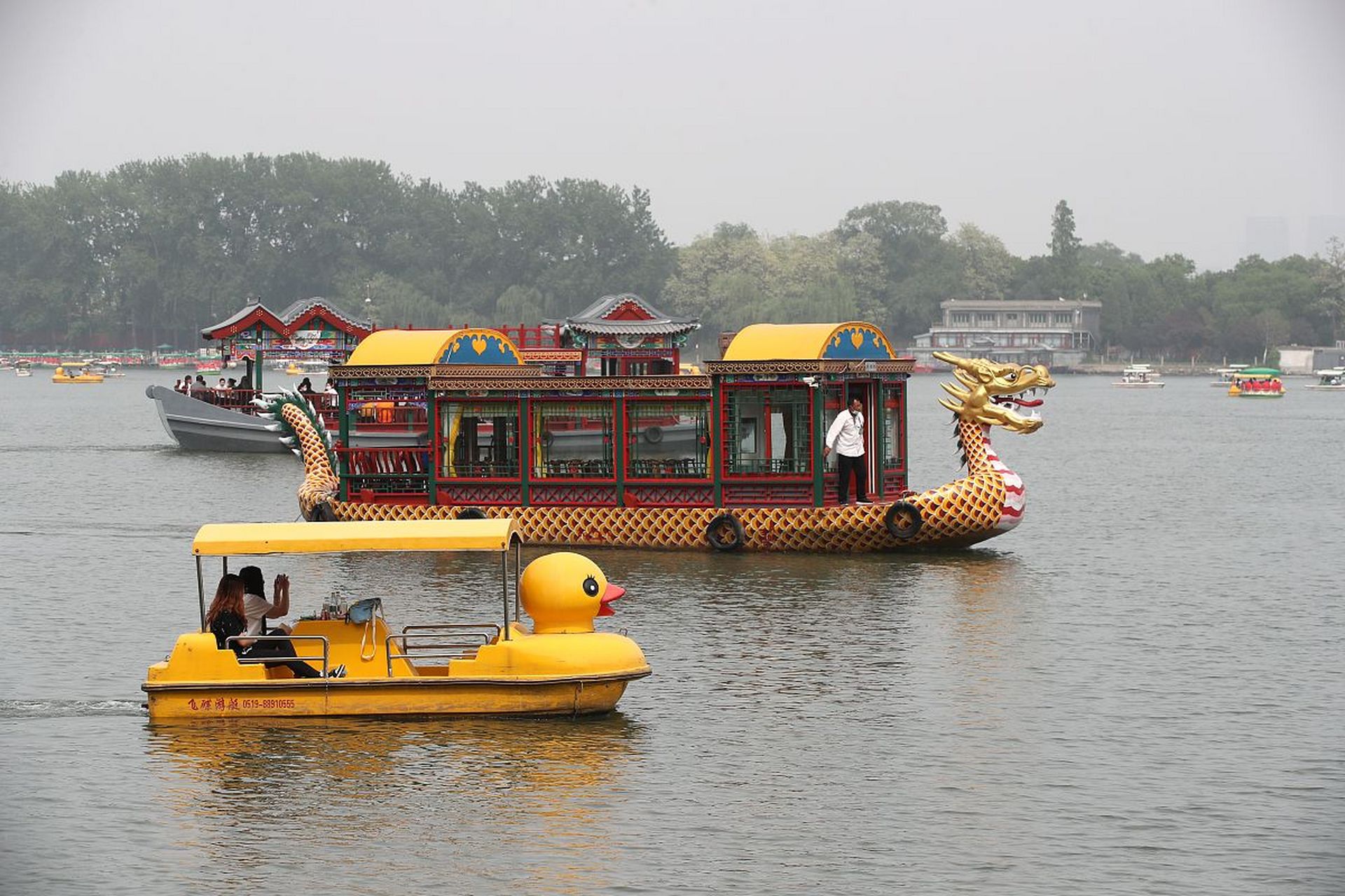 在无锡的悠闲午后,我踏上了一段古运河的游船之旅.