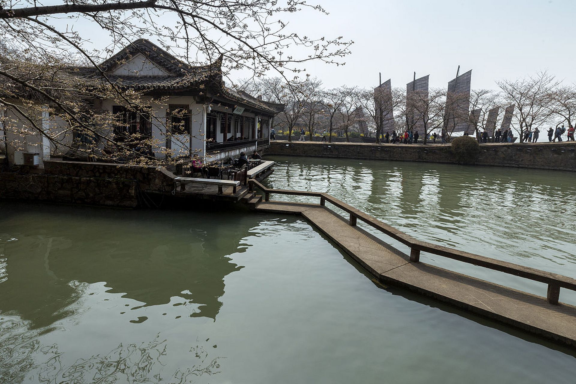 在我心中,扬州古运河风光带一直是一幅流动的画卷,它承载着千年的历史