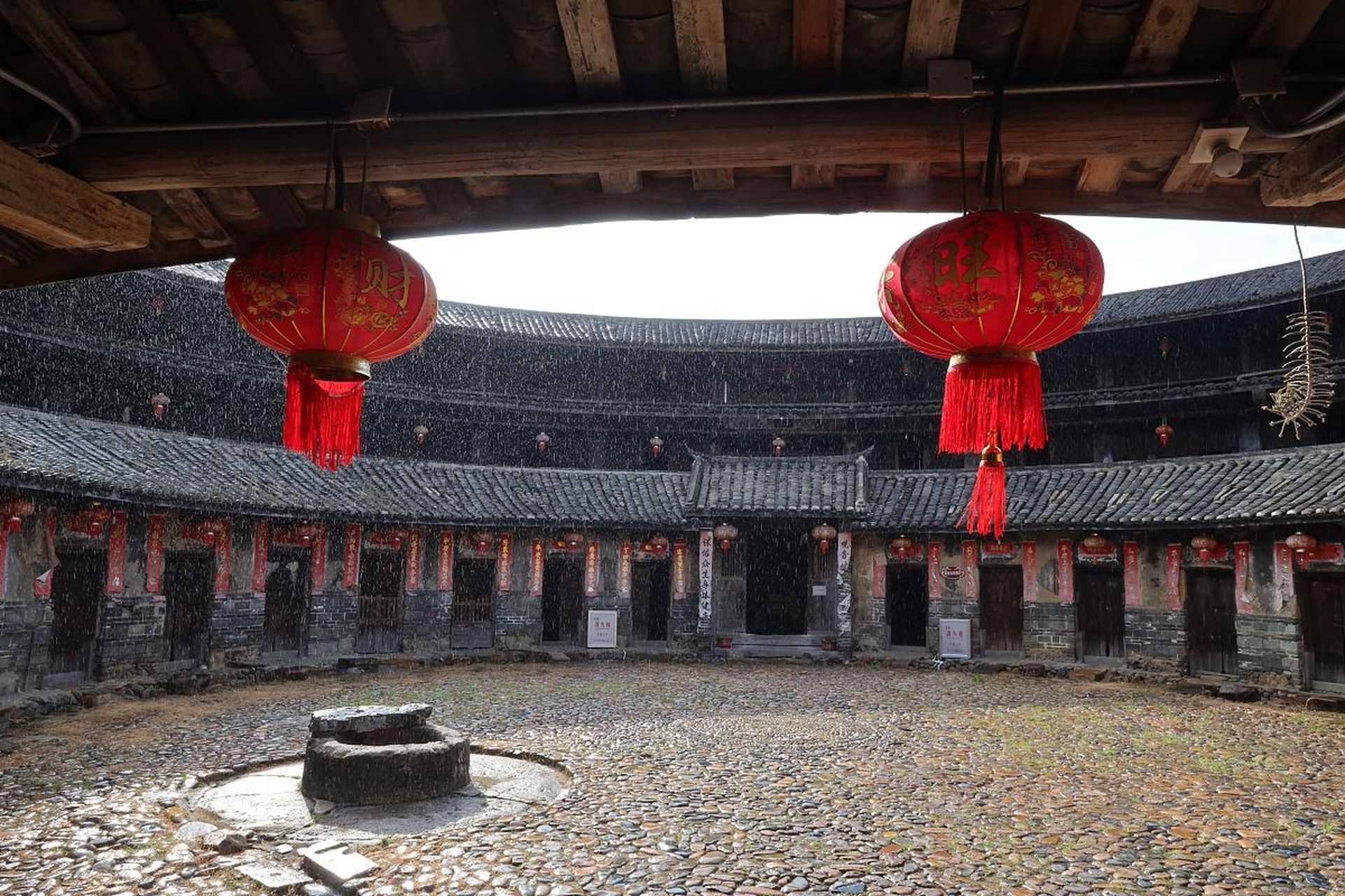 位于韶关市始兴县隘子镇,是广东省内保存最为完整的客家围屋之一,被誉