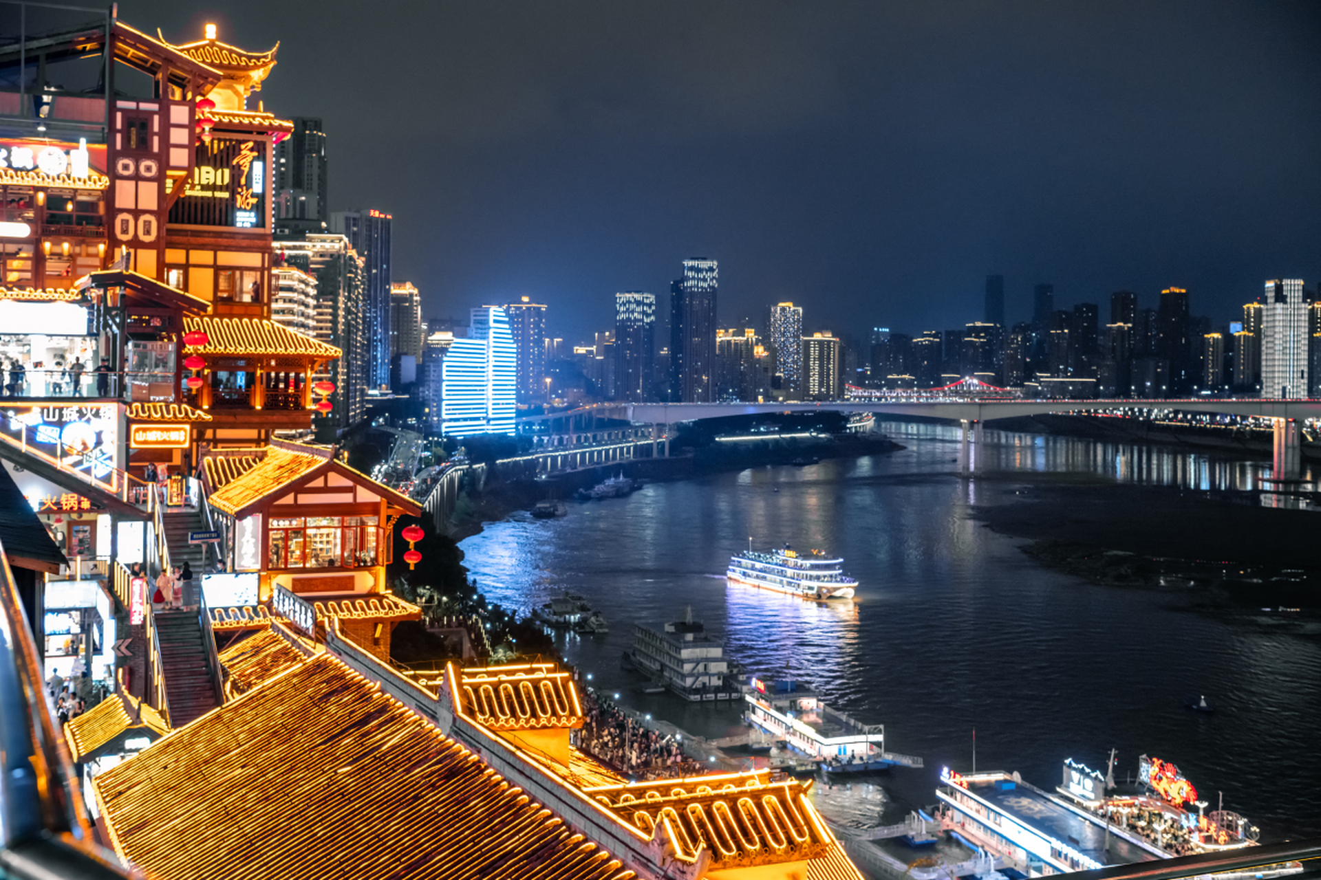 洪崖洞展现山城建筑风格和浓厚历史氛围,长江索道俯瞰城市风光如梦如