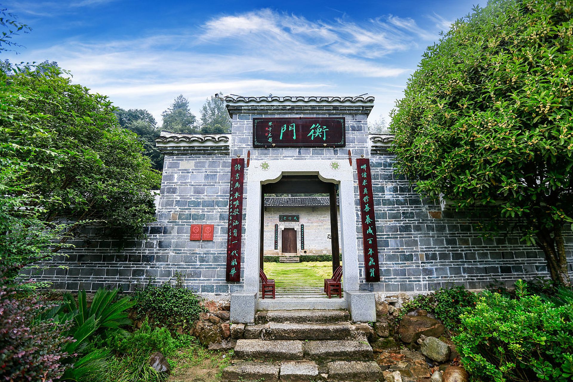 扶绥县位于广西崇左市,拥有南门山公园,龙谷湾恐龙公园,金鸡岩等十大