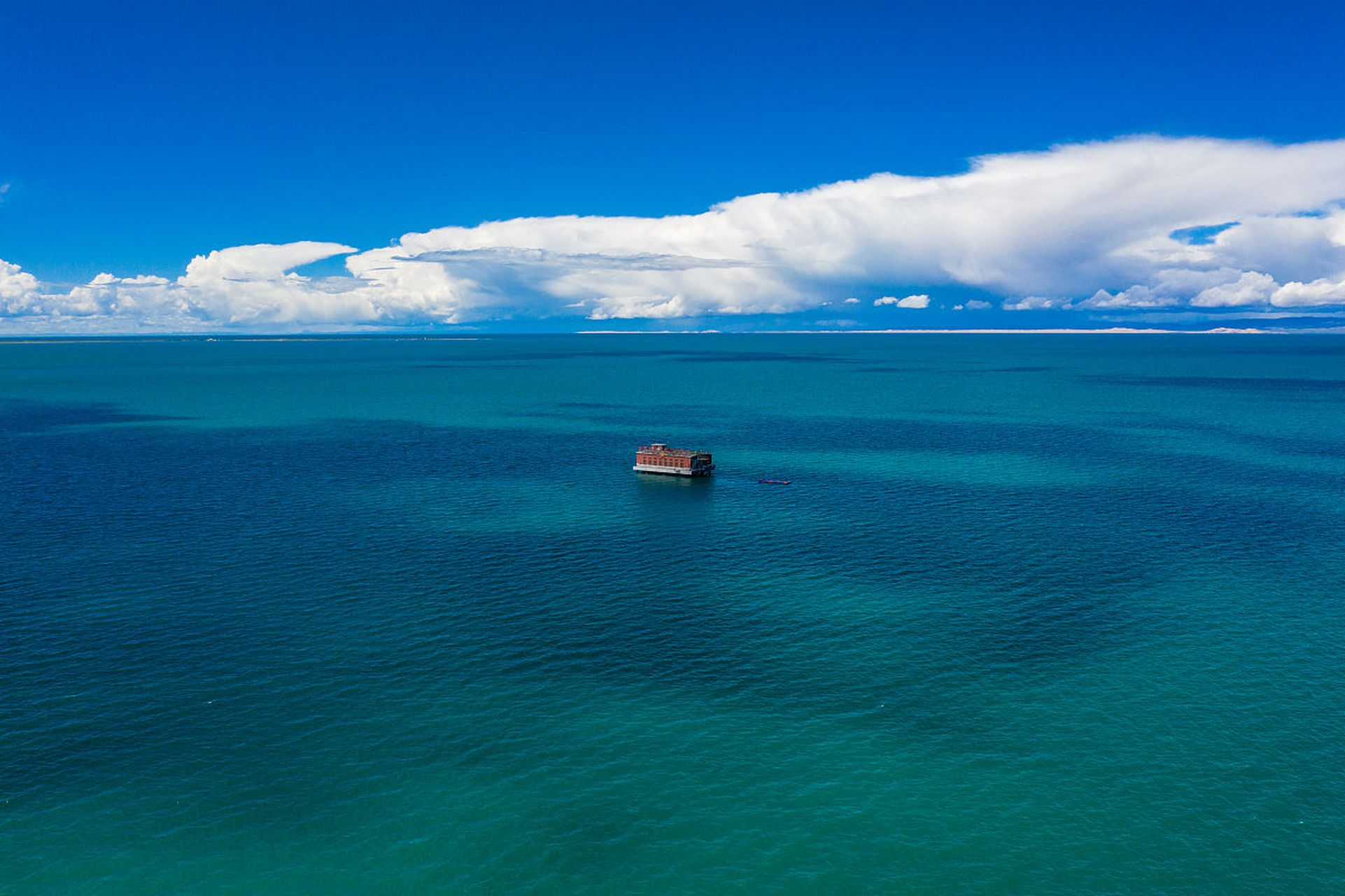 青海湖是中国最大的内陆湖泊,也是最大的咸水湖和内