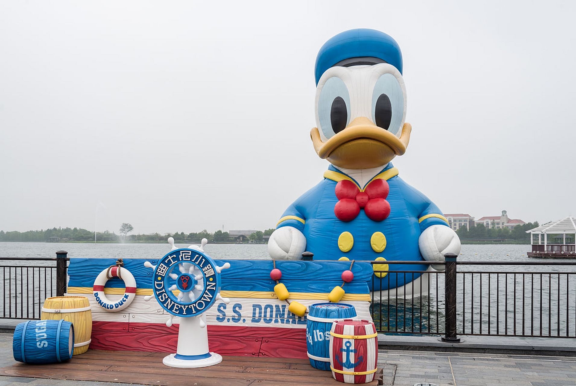 星愿公园位于上海迪士尼度假区核心地带,占地11公顷,毗邻"心愿湖",与